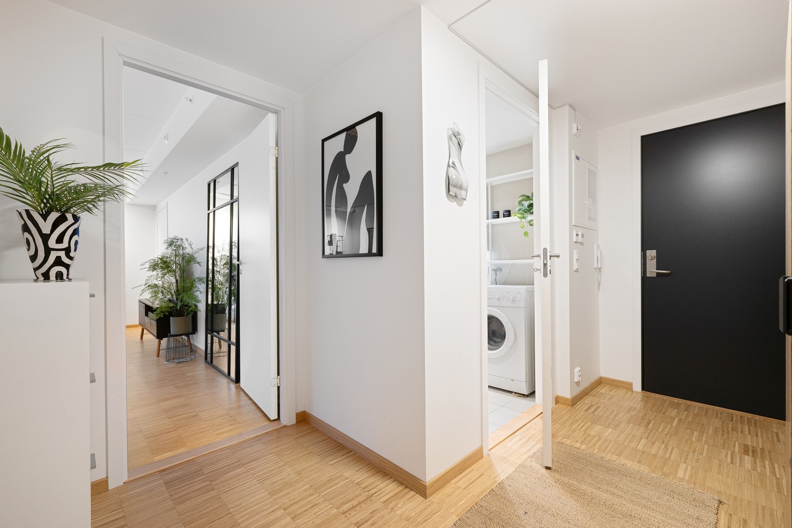 Velkommen inn! Når du kommer inn i leiligheten har du en romslig entré/gang på hele 7,2 kvm. God plass til oppbevaringsløsninger. Galleribilde