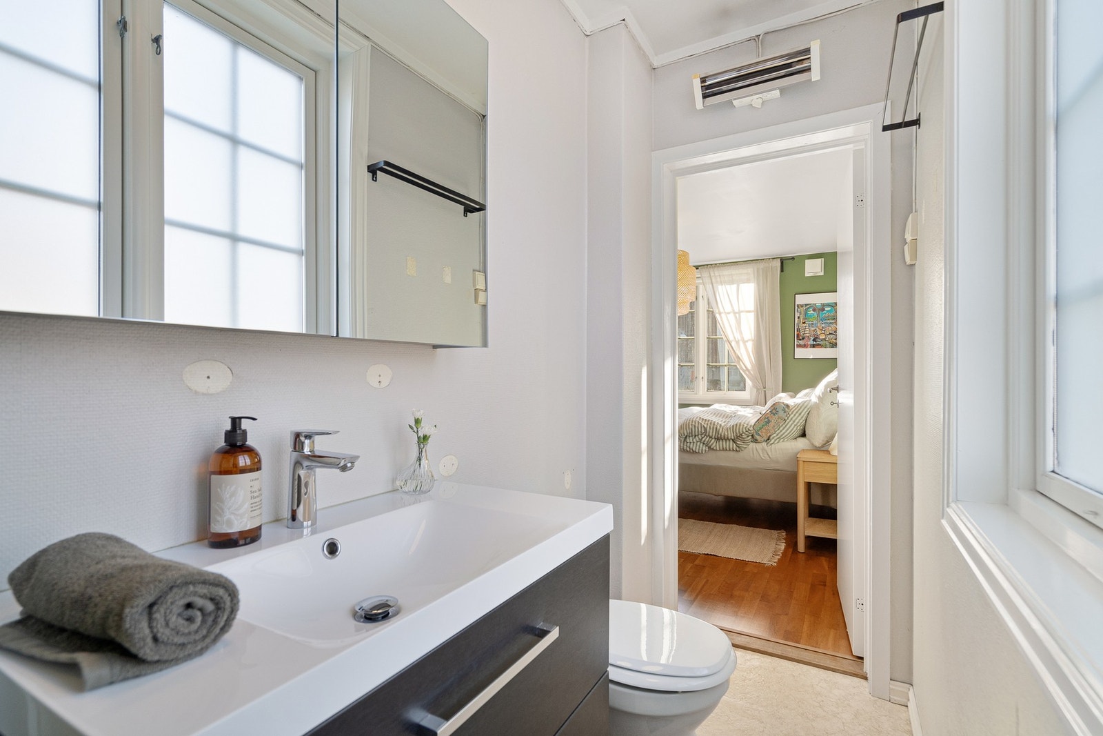 Badet er plassert på innsiden av soverommet Galleribilde