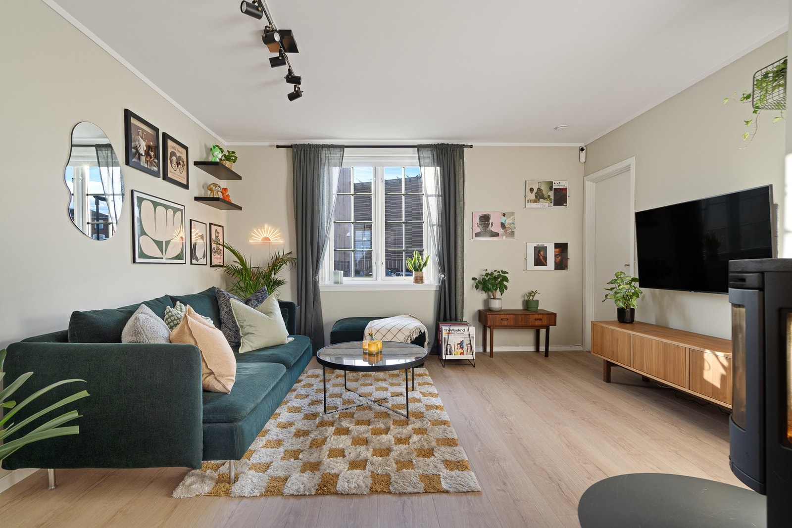 Store og fine vinduer som bidrar til at det strømmer inn rikelig med herlig lys Galleribilde