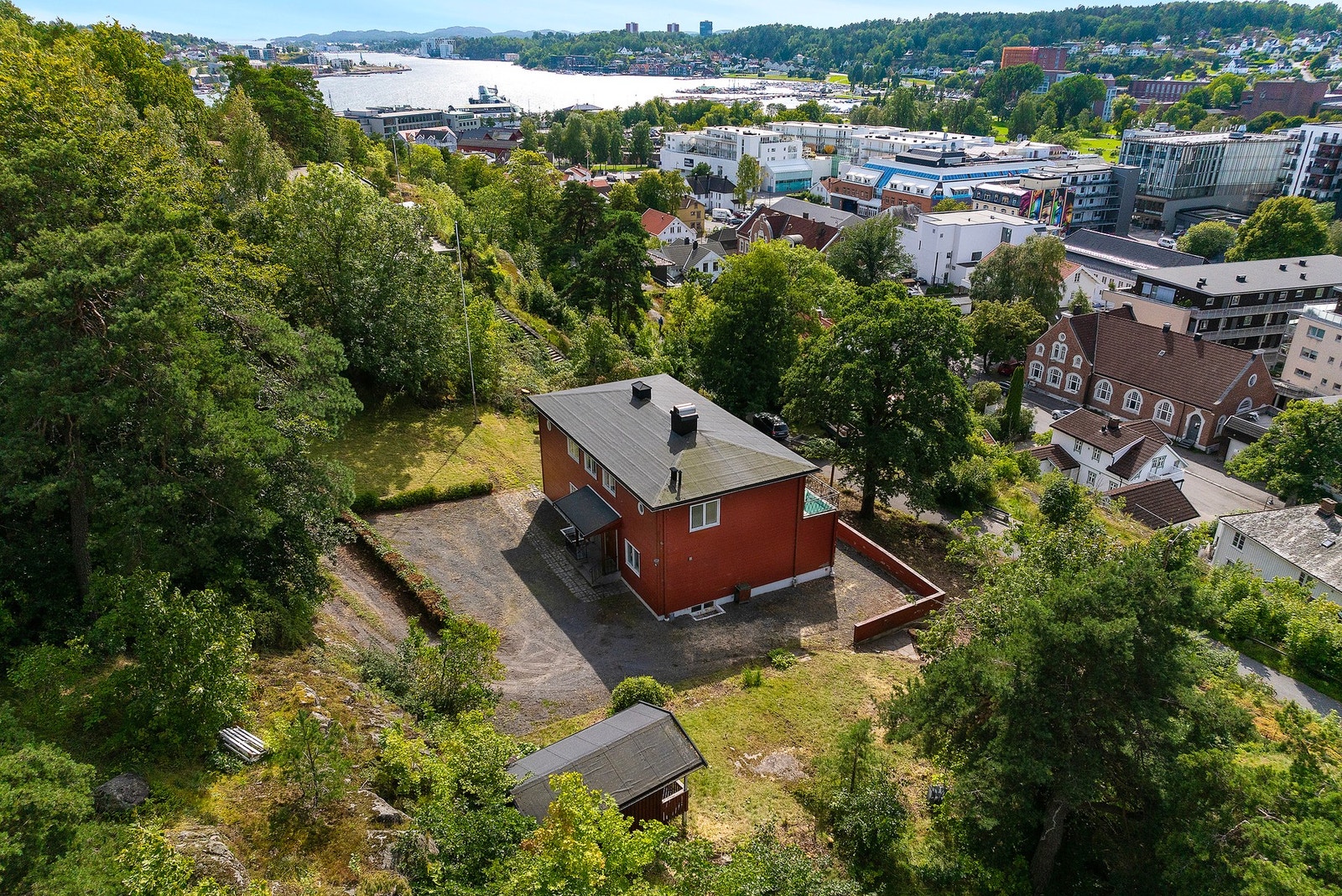 Herskaplig beliggenhet rett over sentrum Galleribilde