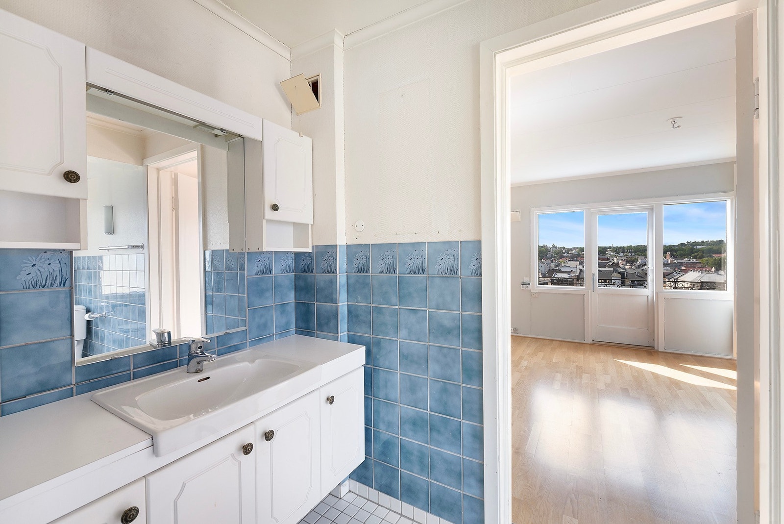 Bad med dør til hovedsoverom Galleribilde