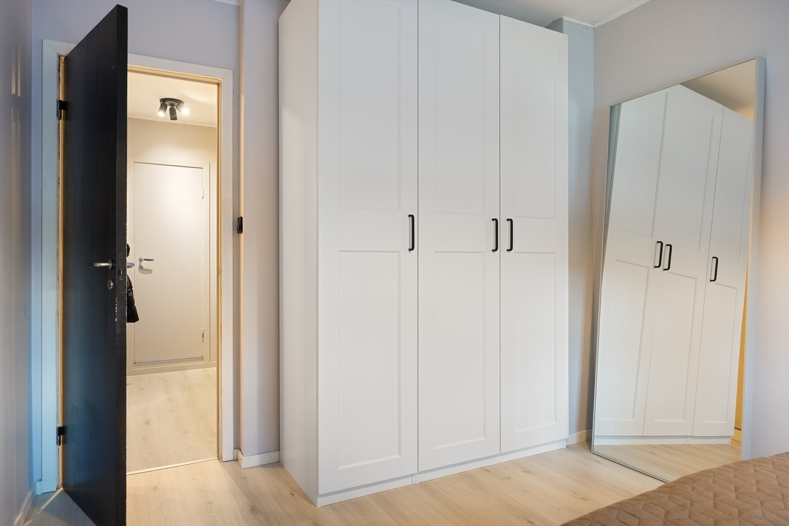 Med garderobe som følger handel Galleribilde