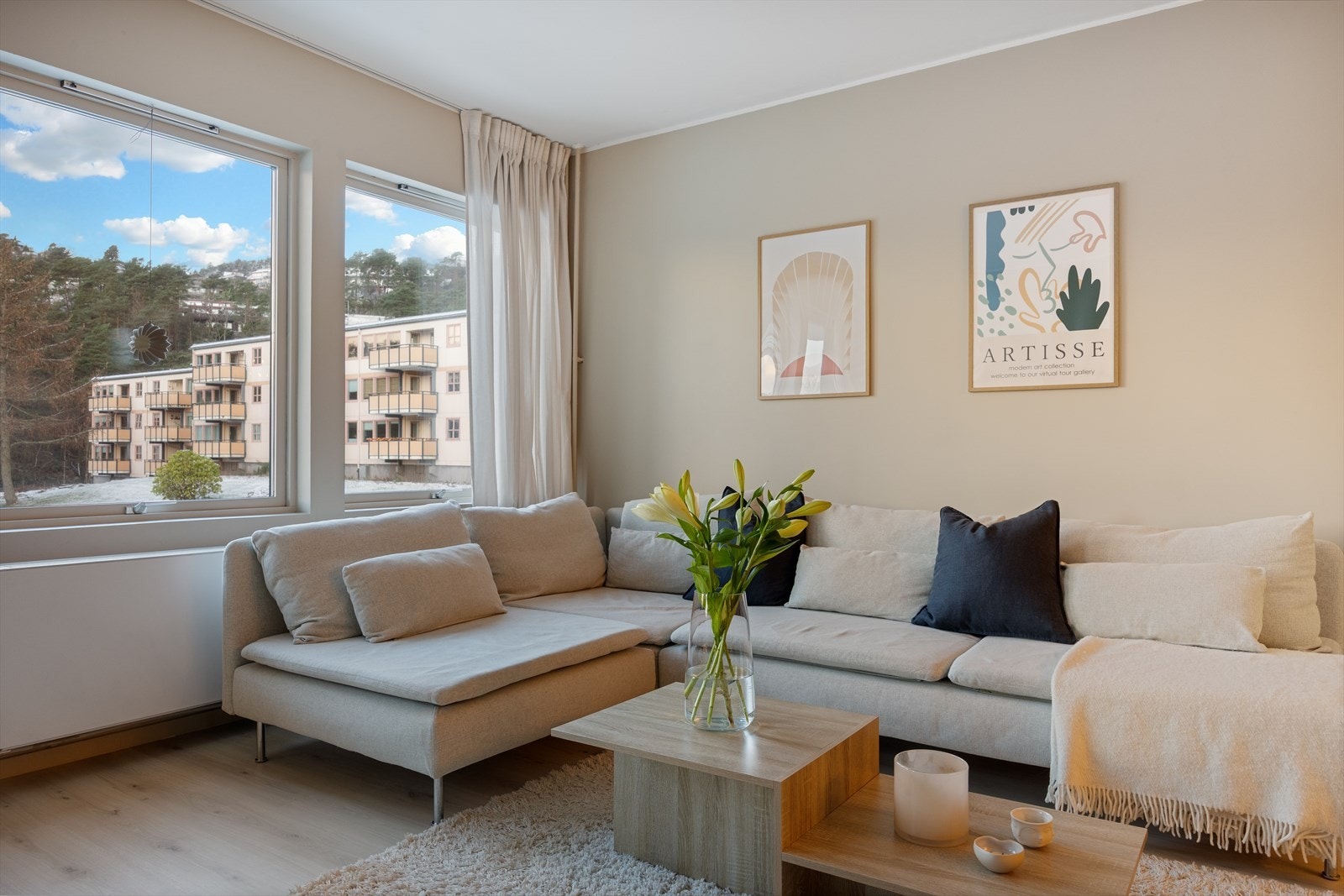 Fra stuen er det utgang til en solrik balkong på hele 11 m² Galleribilde