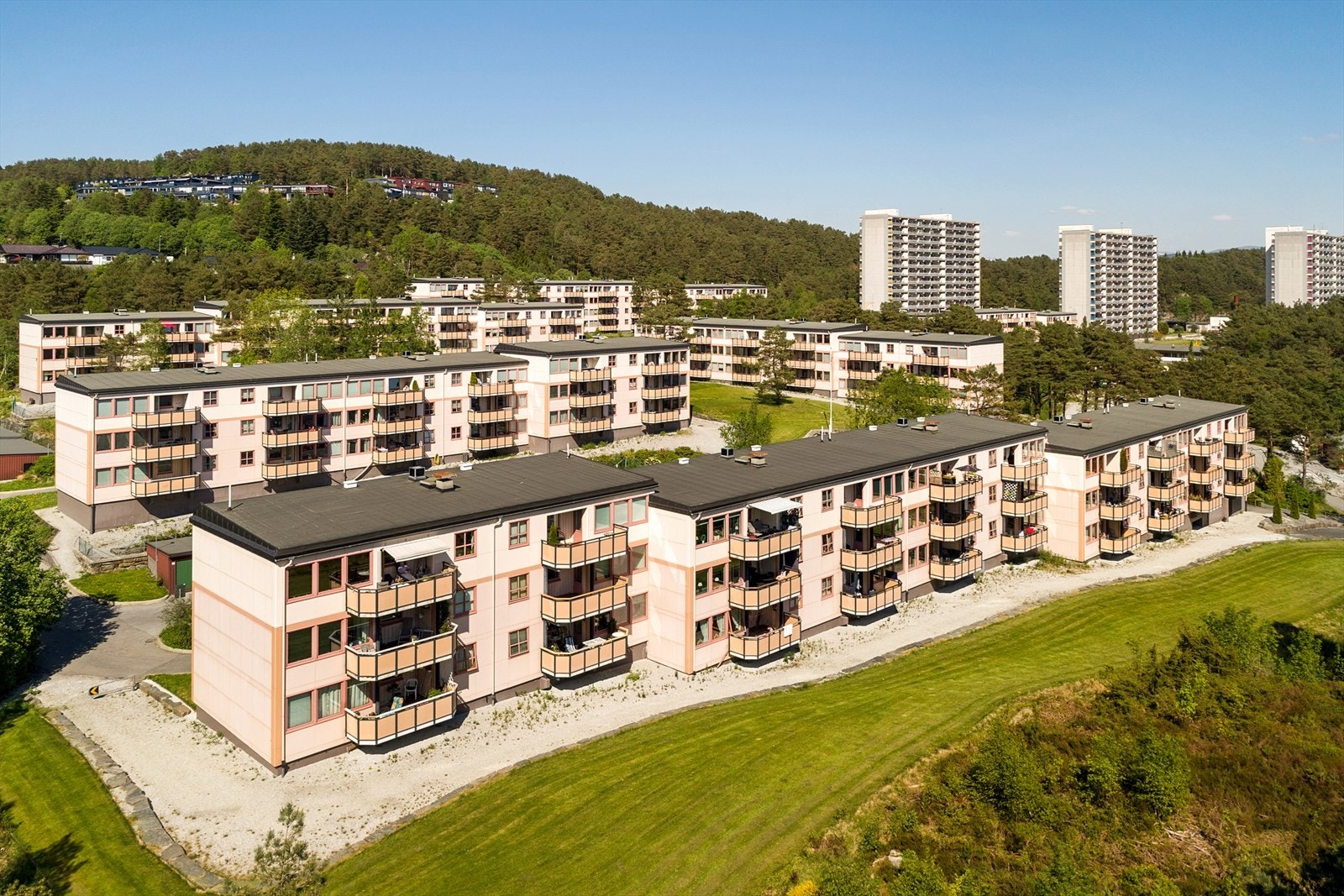 Prestestien borettslag omfatter et stort og velstelt område med grønne plener, gangstier, sittegrupper og lekeplasser Galleribilde