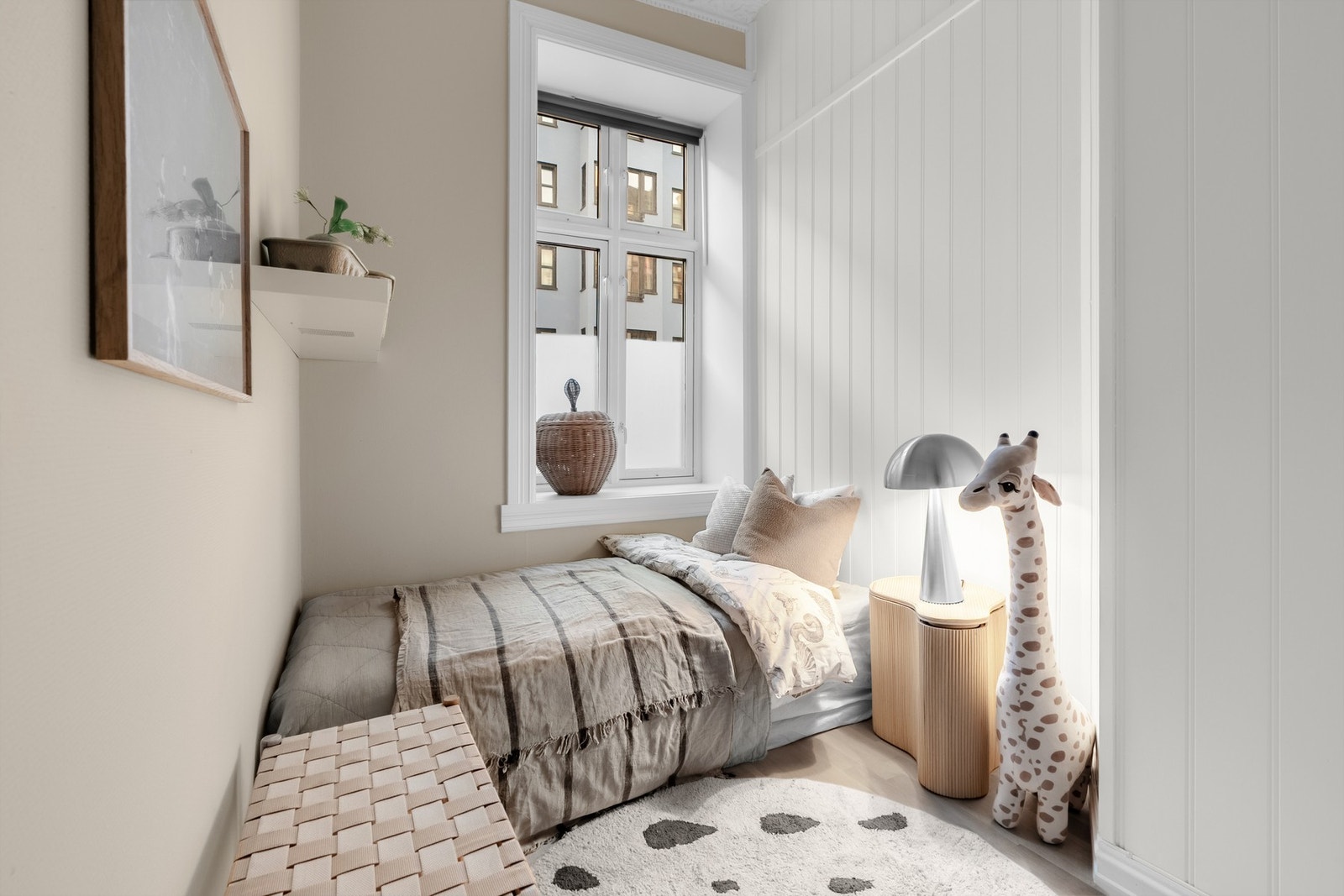 Begge soverommene har plass til seng og garderobeløsning. De dype vinduskarmene fungerer også som et nattbord. Galleribilde