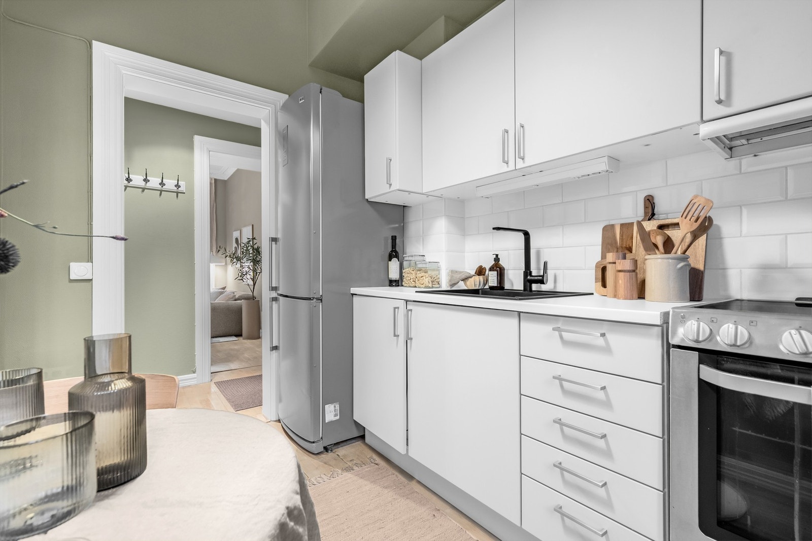 Innredningen har godt med skap- og benkeplass, og består av slette fronter fra 2020, laminat benkeplate med nedfelt komposittkum. og det er flislagt mellom over- og underskap for enklere renhold. Hvitevarene på kjøkkenet medfølger. Galleribilde