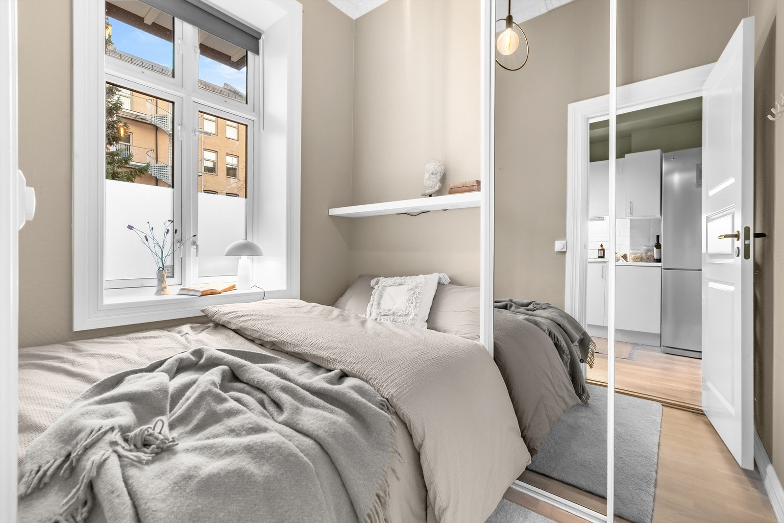 Boligen har to soverom. Soverommene har i likhet med øvrig rom i leiligheten, parkett på gulv, god takhøyde og moderne farger på veggene. Hovedsoverommet har også en praktisk skyvedørsgarderobe. Galleribilde