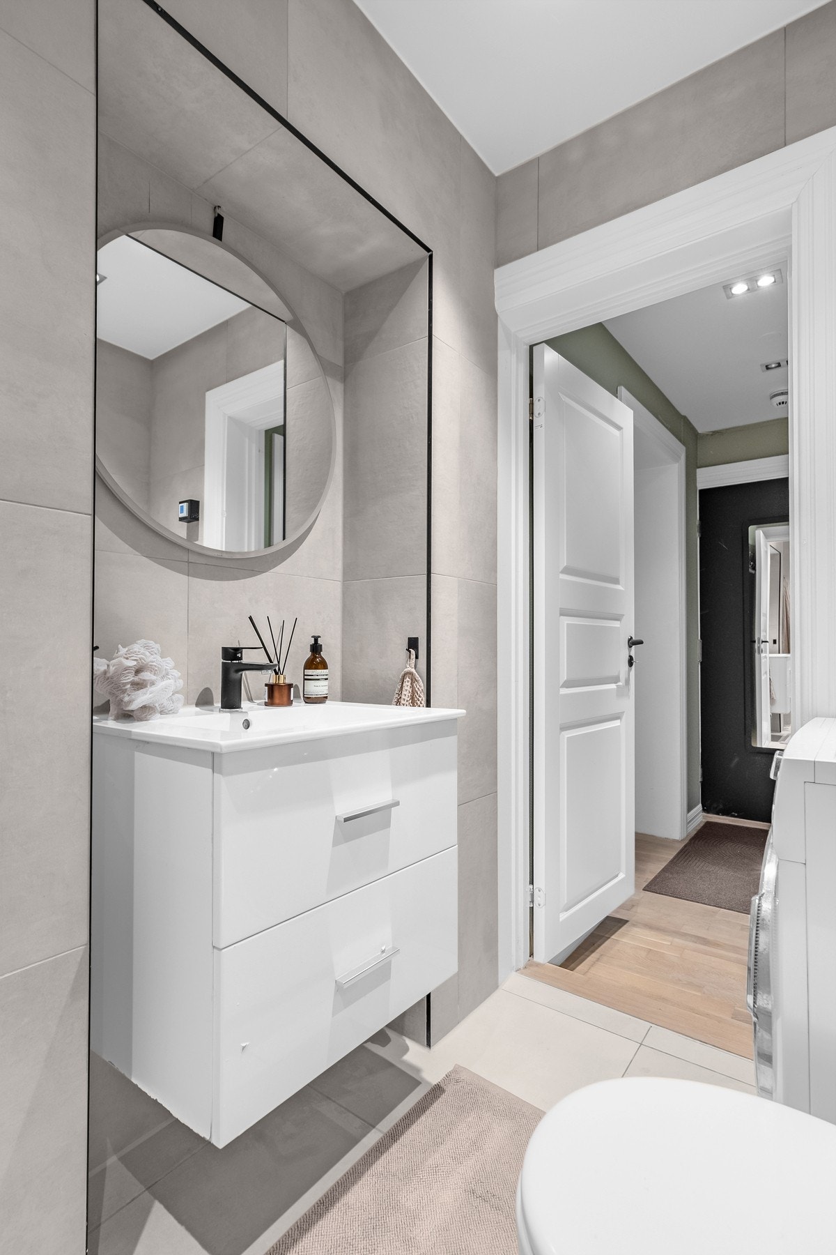 Videre har badet opplegg for vaskemaskin som medfølger. Galleribilde