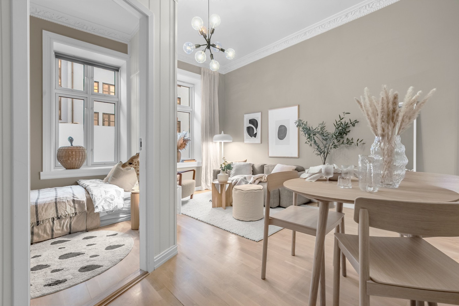 En sjarmerende og velholdt 3-roms i klassisk bygård fra 1900 - med flott takhøyde, store vindusflater og en varm, historisk atmosfære. Galleribilde