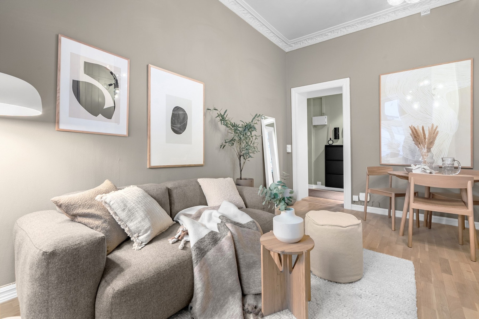 Lys og luftig stue med parkett på gulv, lyse farger på vegg og takhøyde på hele ca. 3,15 meter med stukkatur og rosett. Galleribilde