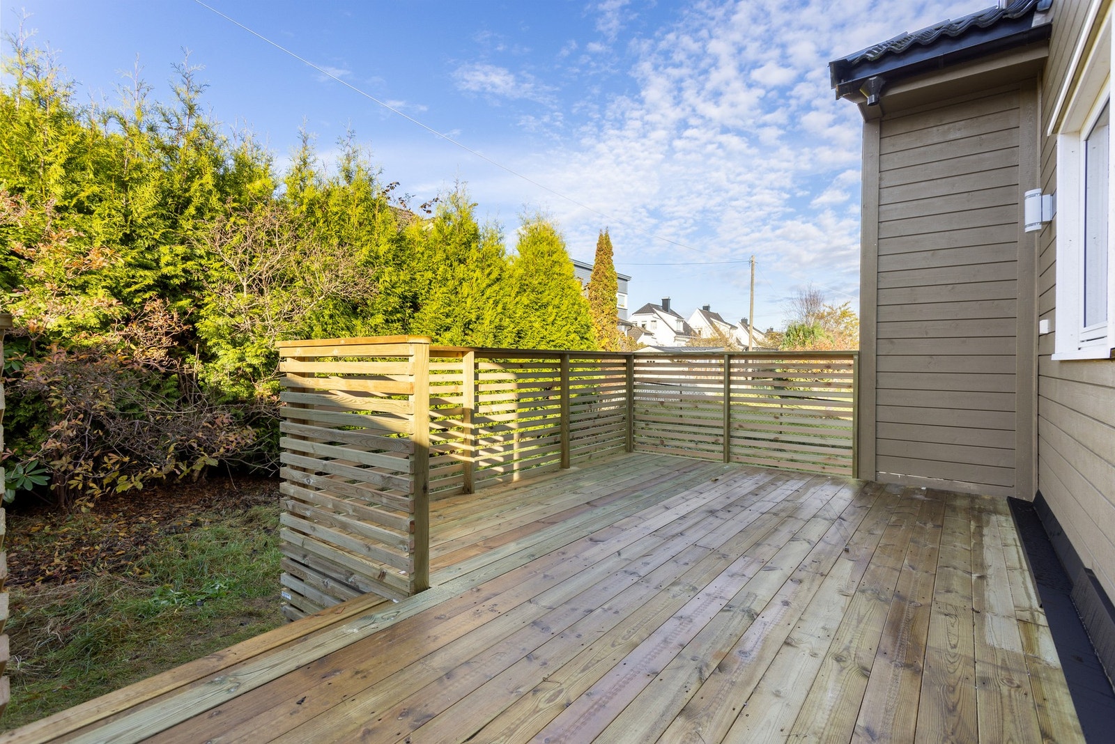 Koselig balkong med nyere platting og rekkeverk. Galleribilde