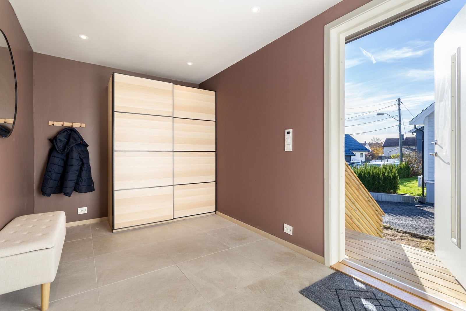 Velkommen inn! Romslig entrè/gang med god plass til å oppbevaring. Galleribilde