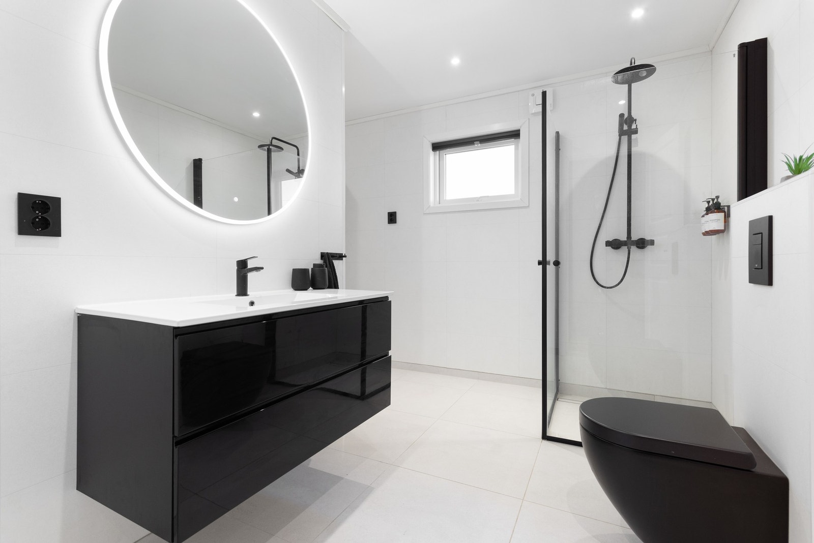 Lekkert og lyst bad med flislagte gulver med varmekabler. Galleribilde