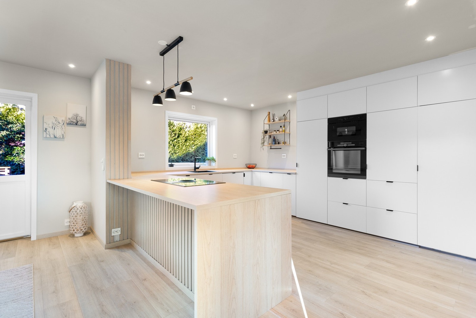 Moderne kjøkken fra Ikea (2024) med hvite fronter og godt med benkeplass. Galleribilde