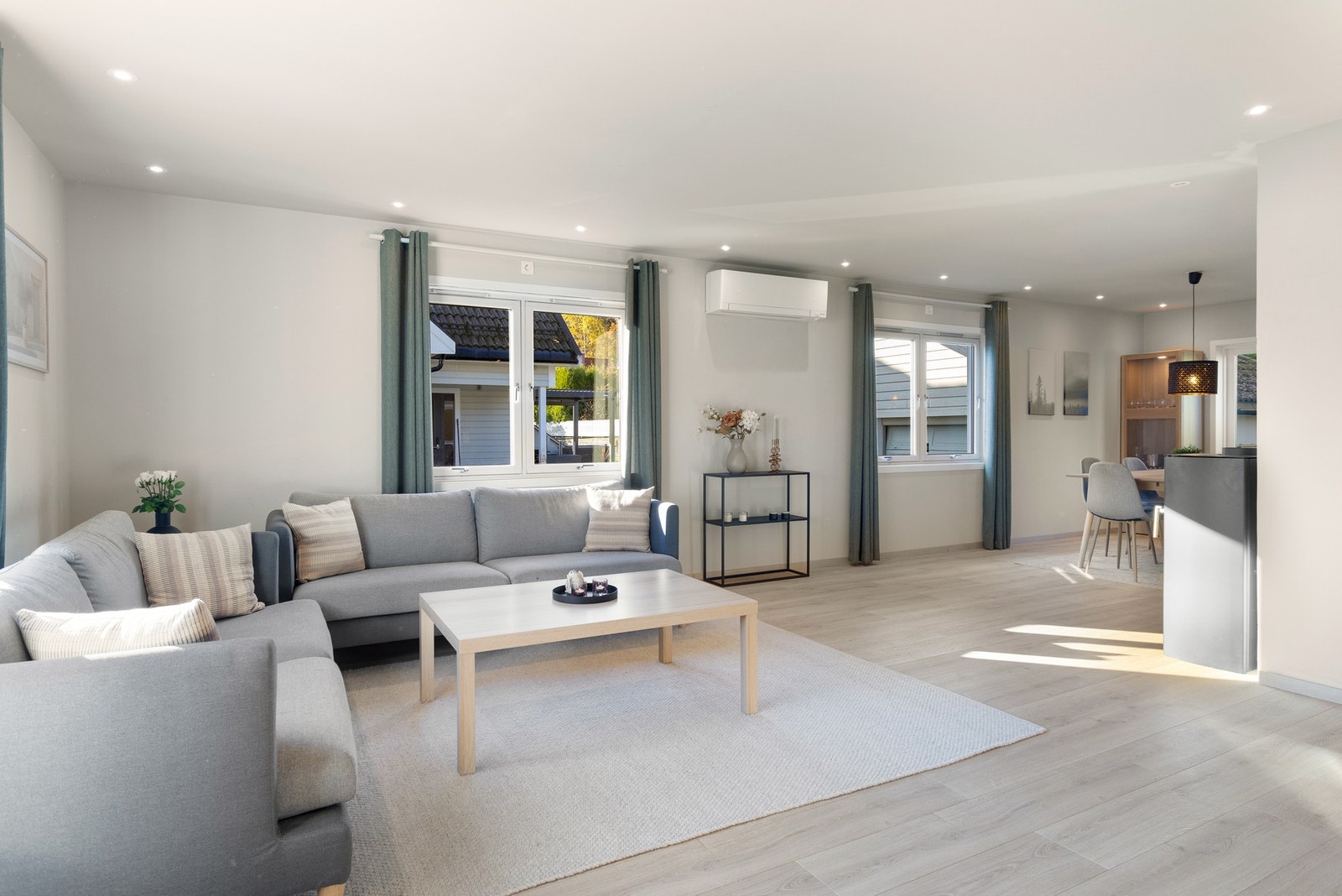 Romslig stueområdet med god plass til ønsket møblement. Lys og romslig stue med store vindusflater som slipper inn rikelig med dagslys. Galleribilde