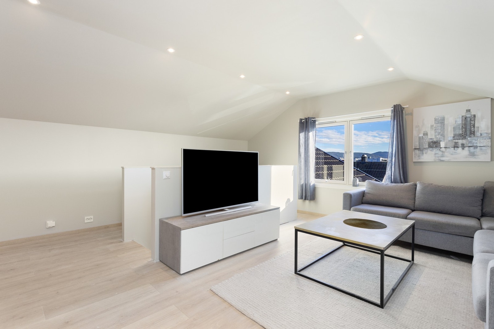 Her er også alle overfalter tatt og pusset opp siste tiden med bla. spotter i tak. Galleribilde