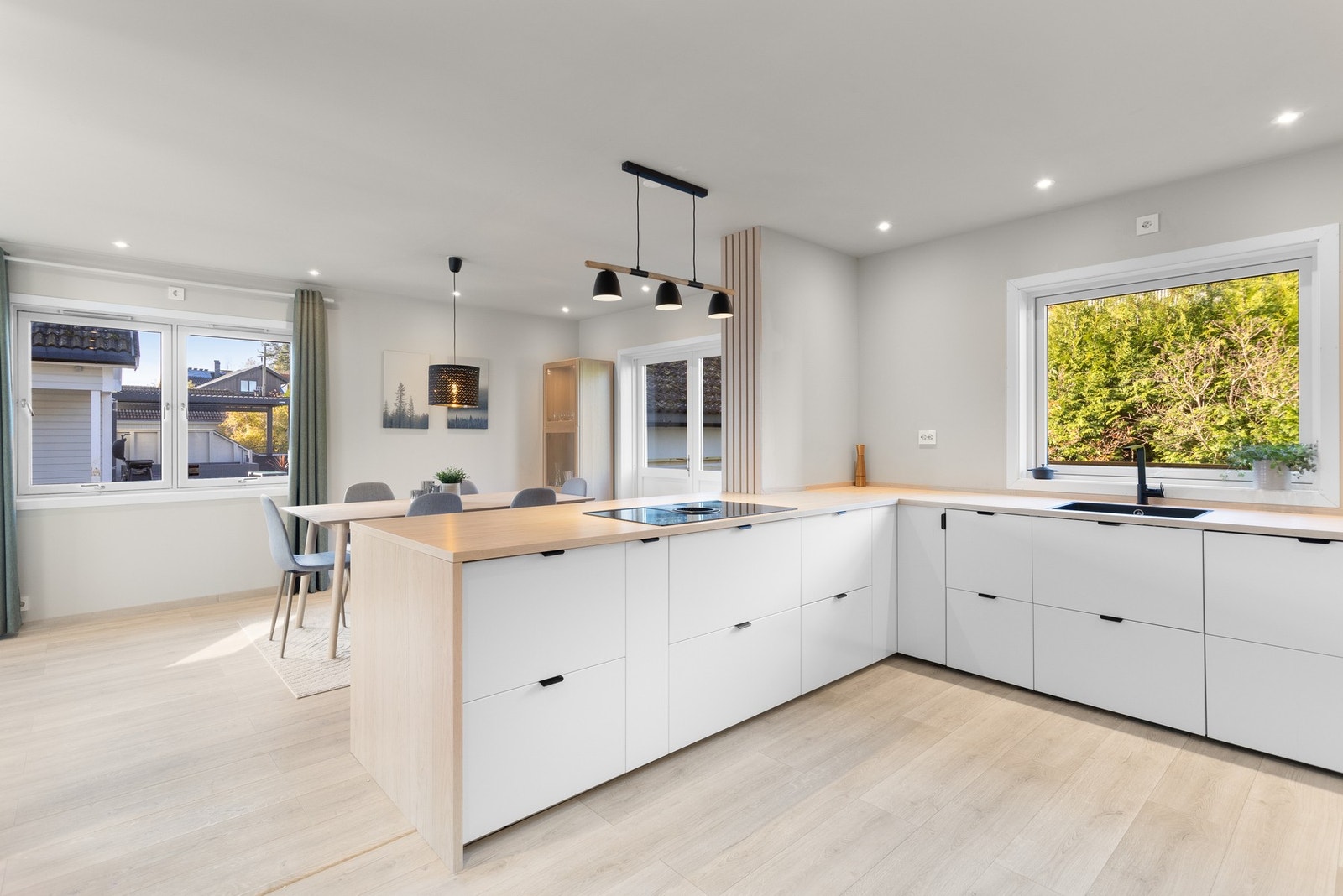 God arbeidsplass på kjøkkenbenk. Galleribilde