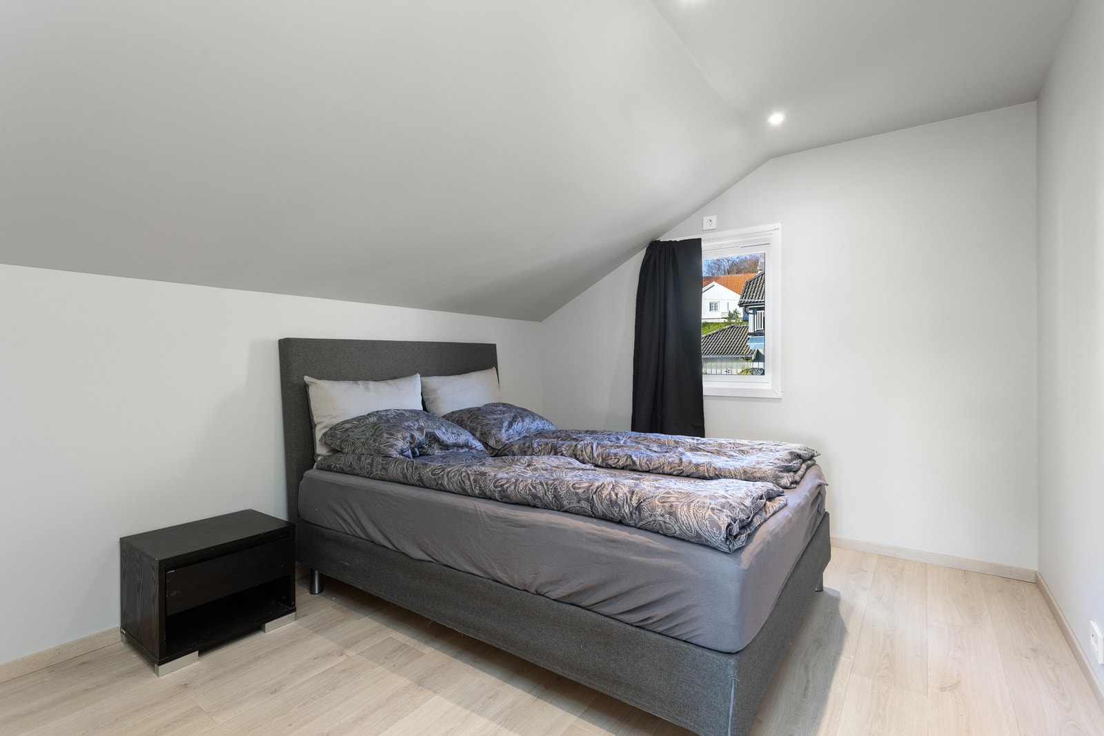Soverom i 2.etg med god plass til dobbeltseng. Galleribilde