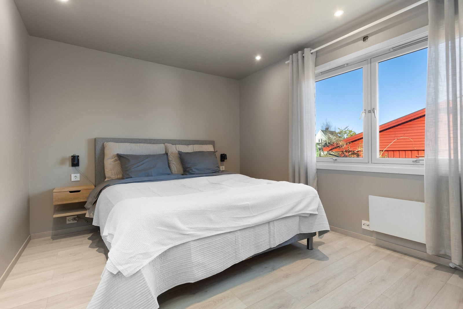 Romslig soverom med god plass til dobbeltseng. Galleribilde