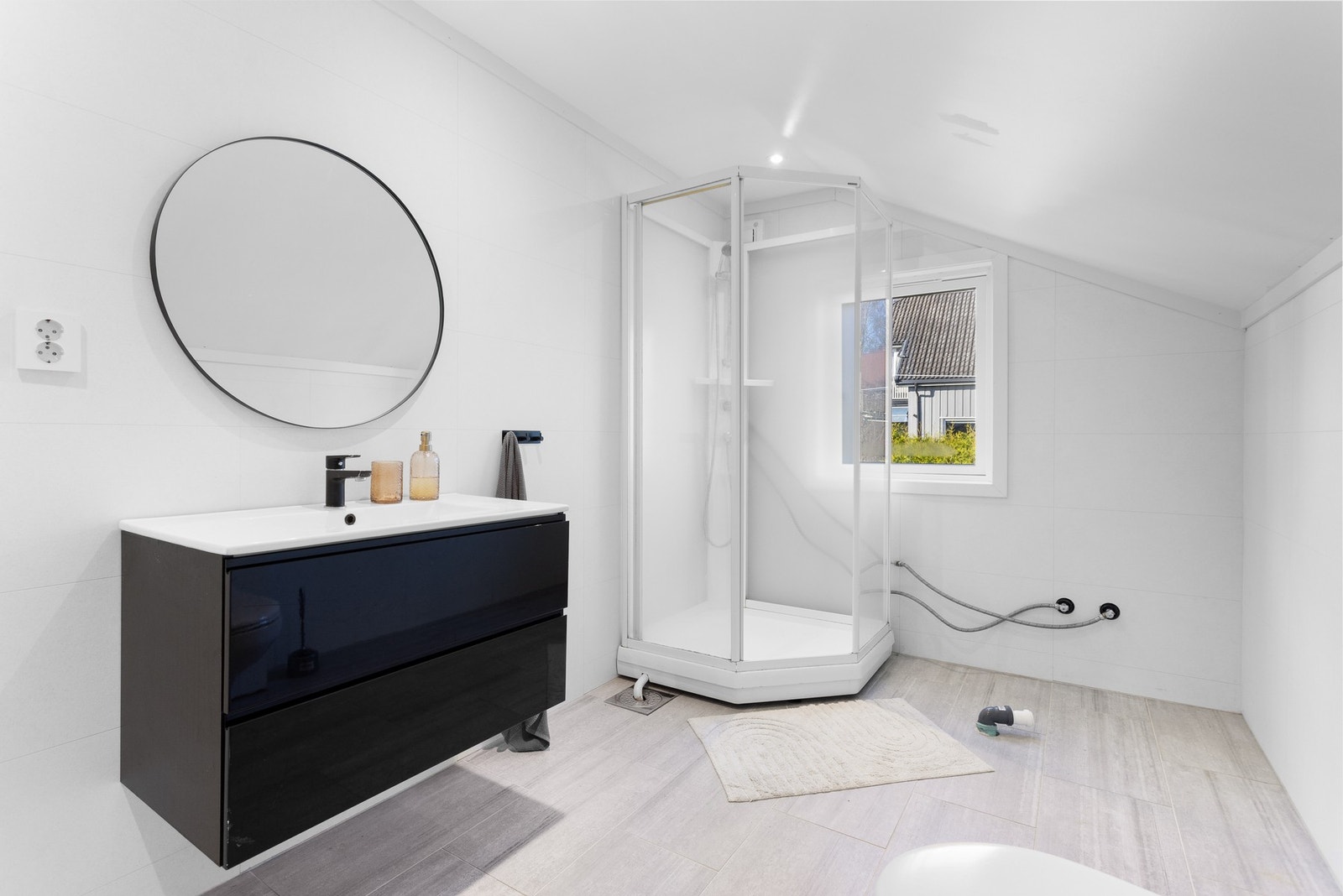 Praktisk bad/vaskerom med god funksjonalitet i hverdagen. Klargjort for badekar også. Galleribilde