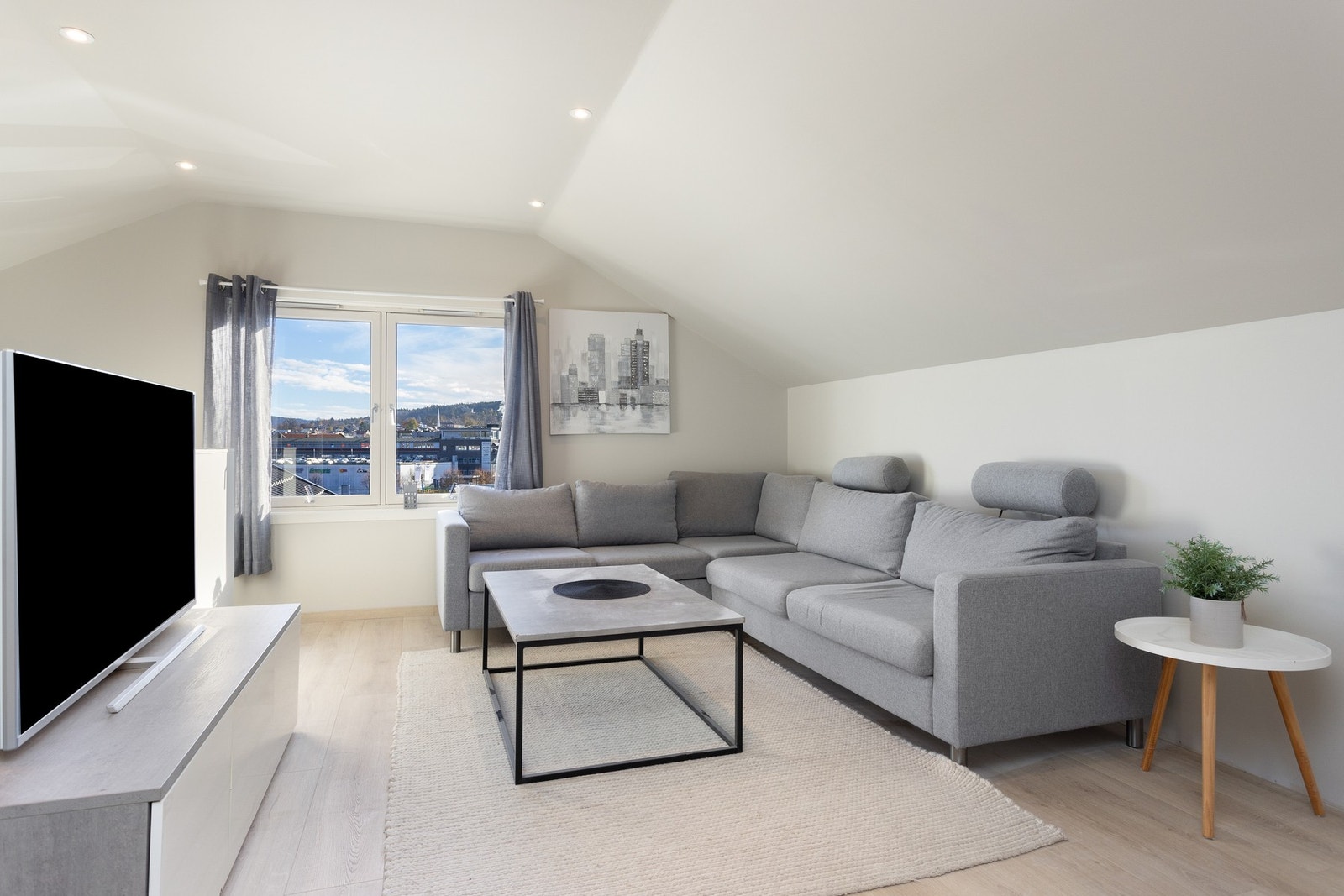 Loftstue av god størrelse med plass til sofamøblement. Galleribilde