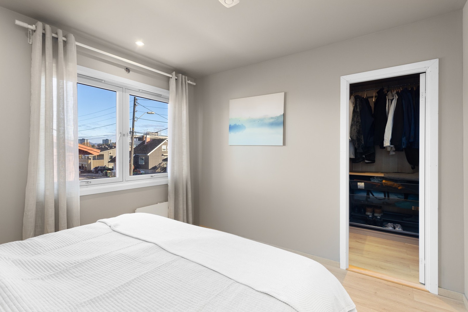 Eget "walk-in" closet på hovedsoverom. Galleribilde