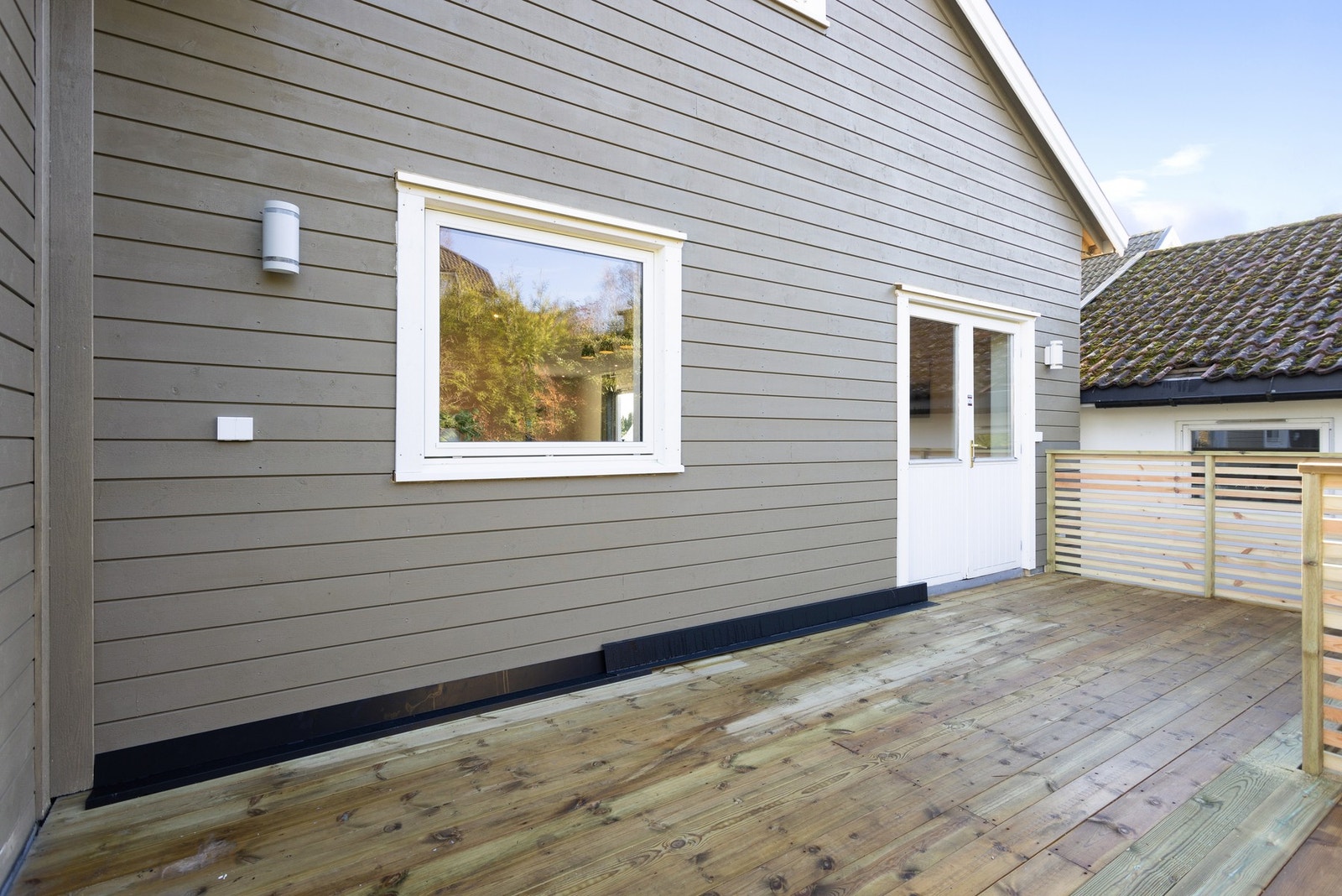 Solrik uteplass med mulighet til både spisegruppe og loungemøbler. Galleribilde