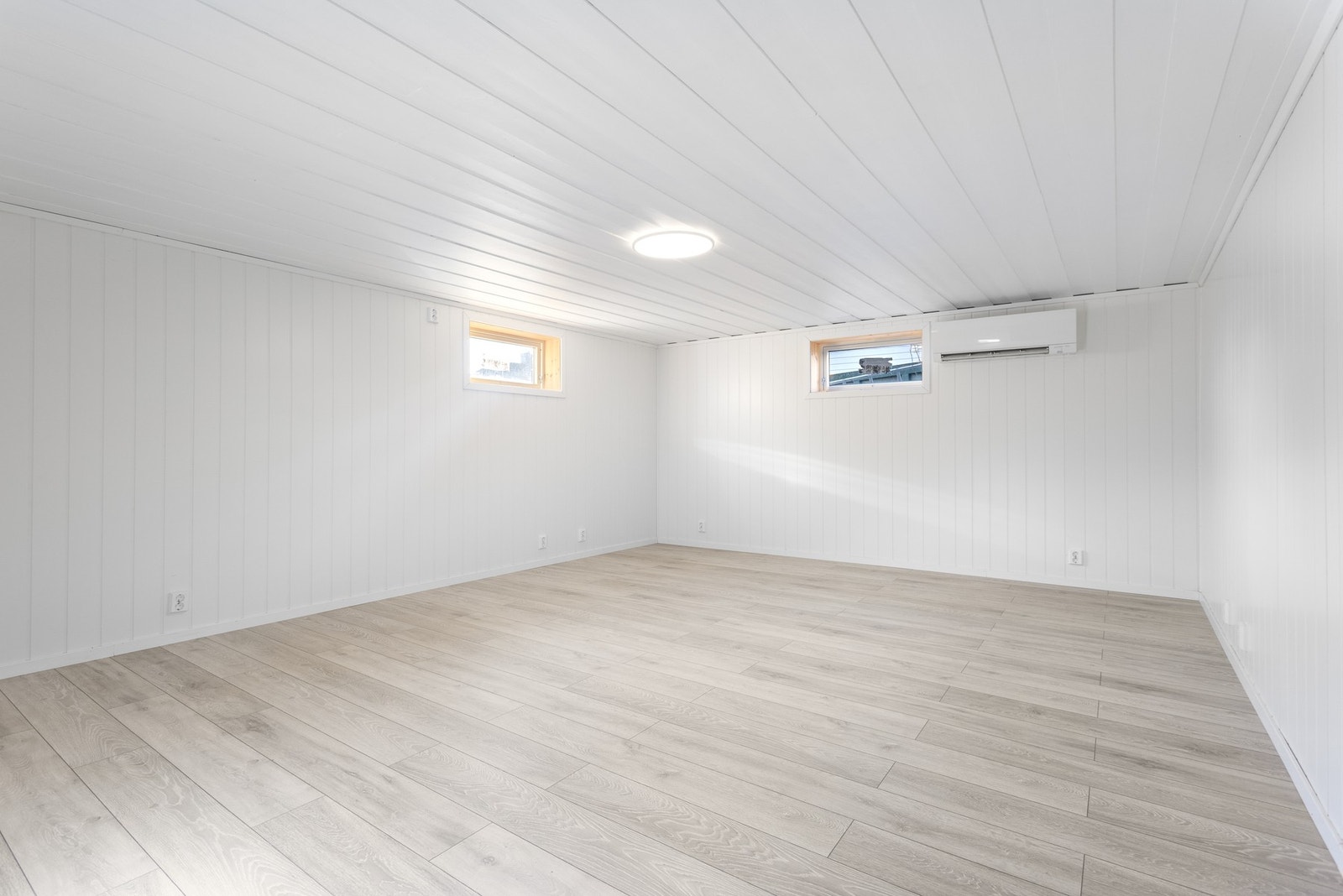 Stor kjellerstue med flere bruksområdet. Galleribilde