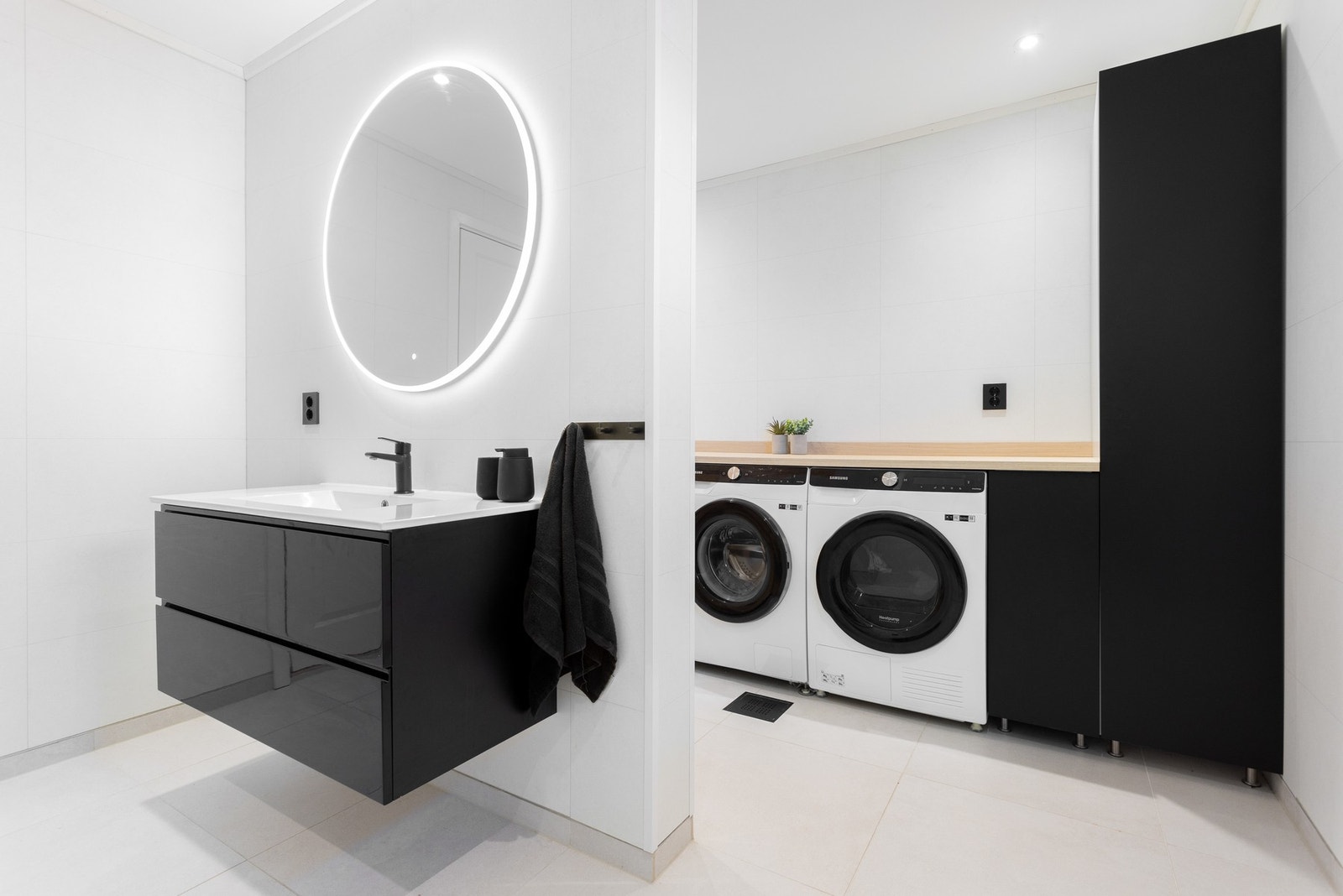 Nytt baderom med tidsriktige materialvalg med praktisk vaskerom. Galleribilde