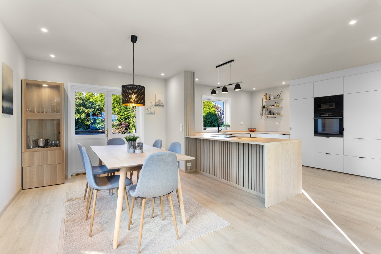 Generøst kjøkken med rikelig plass til både familie og venner på besøk. Galleribilde