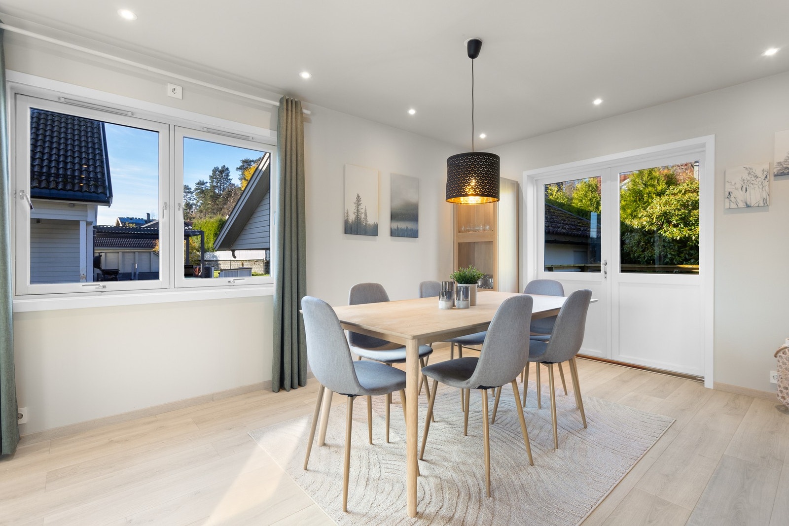 Åpen og luftig stue - perfekt for både hverdag og gjester. Spisestue med utgang til balkong. Galleribilde