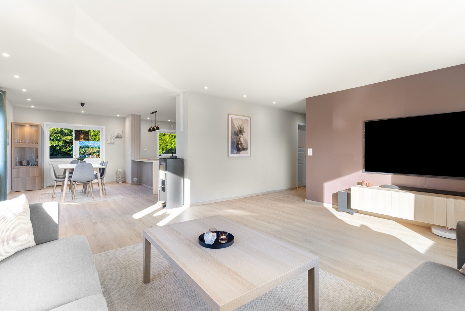 Lys og romslig stue med store vindusflater som slipper inn rikelig med dagslys Galleribilde