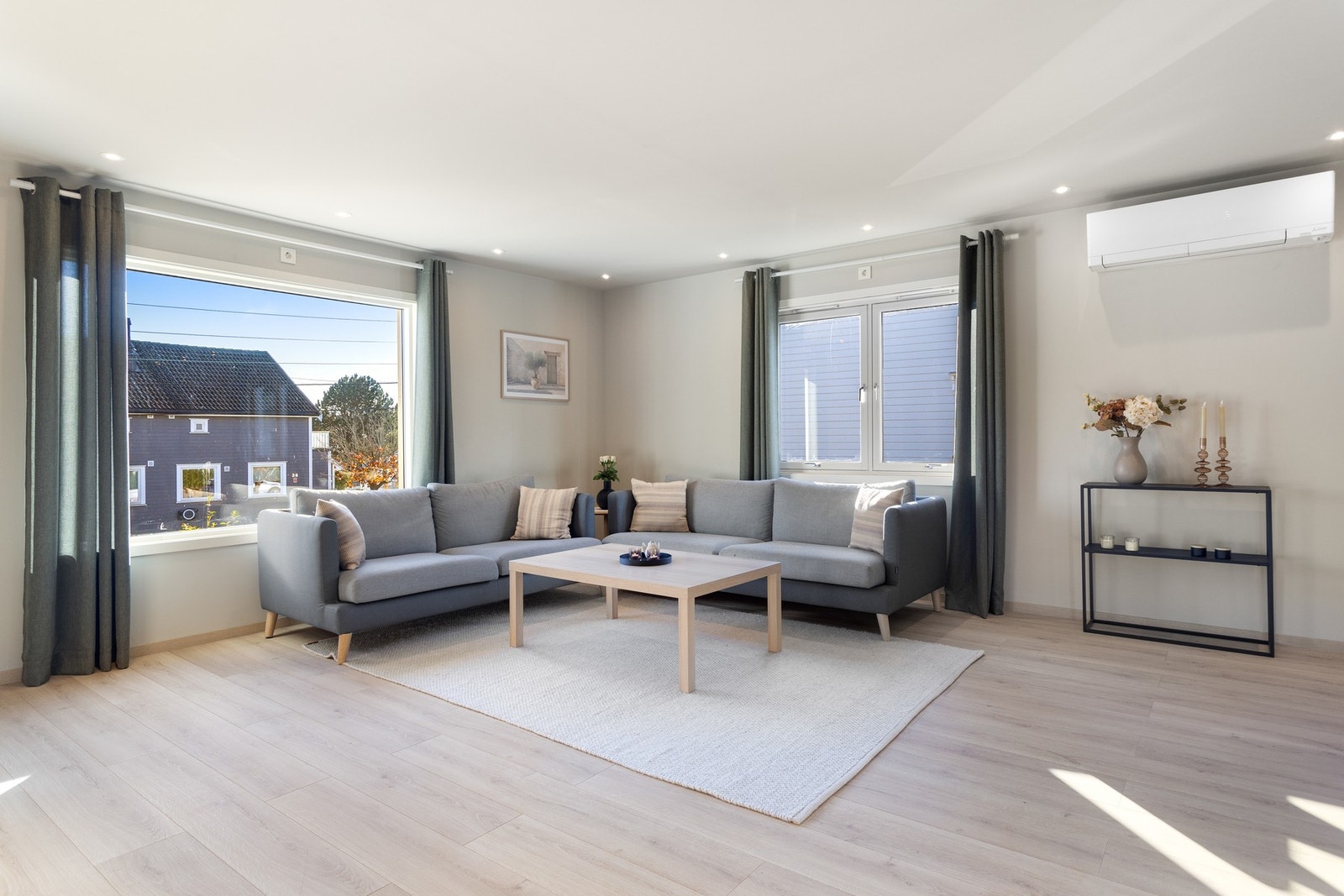 Montert nyere varmepumpe og peis i stuen. Galleribilde