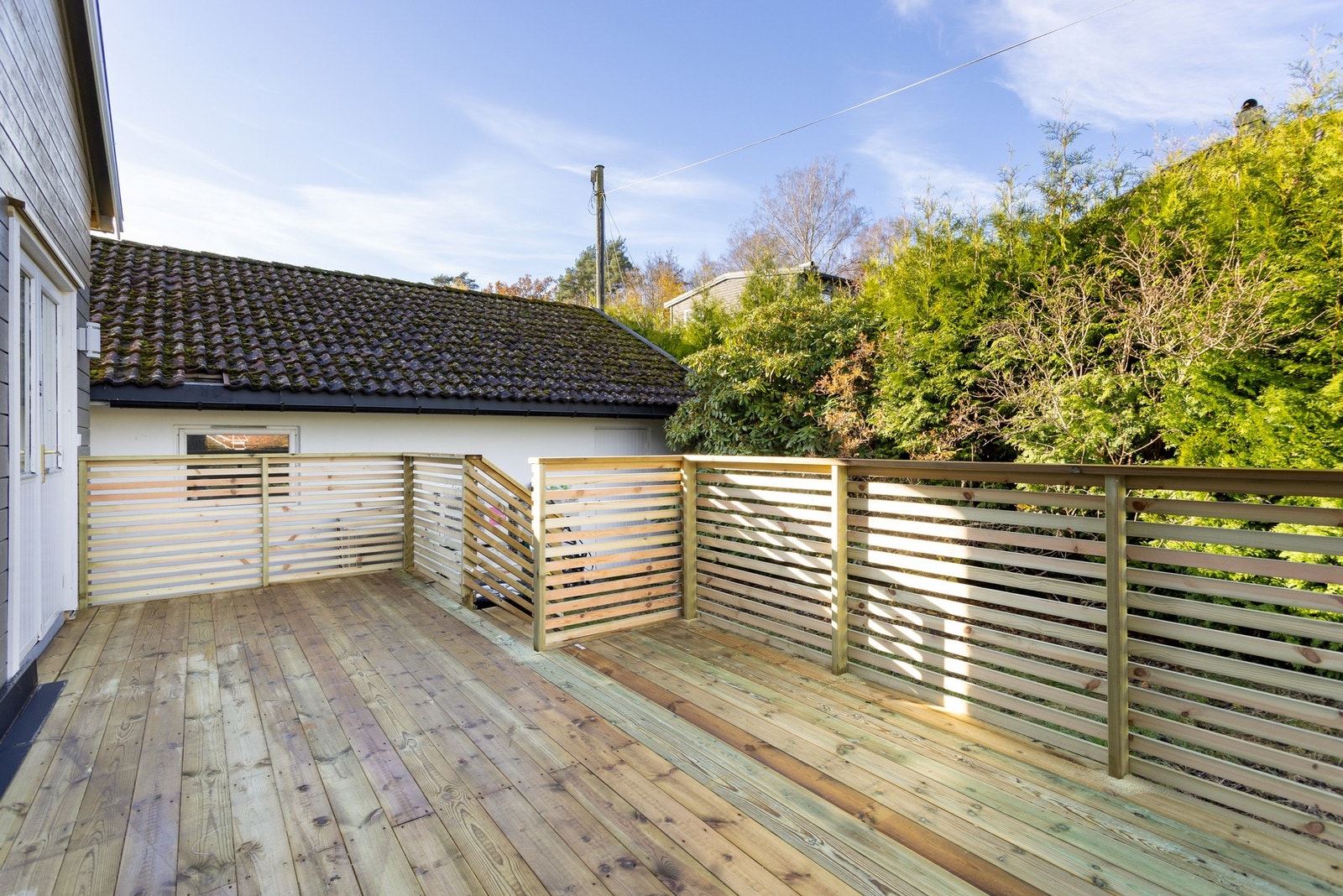 Her titter både ettermiddags - og kveldssolen inn på terrassen. Galleribilde