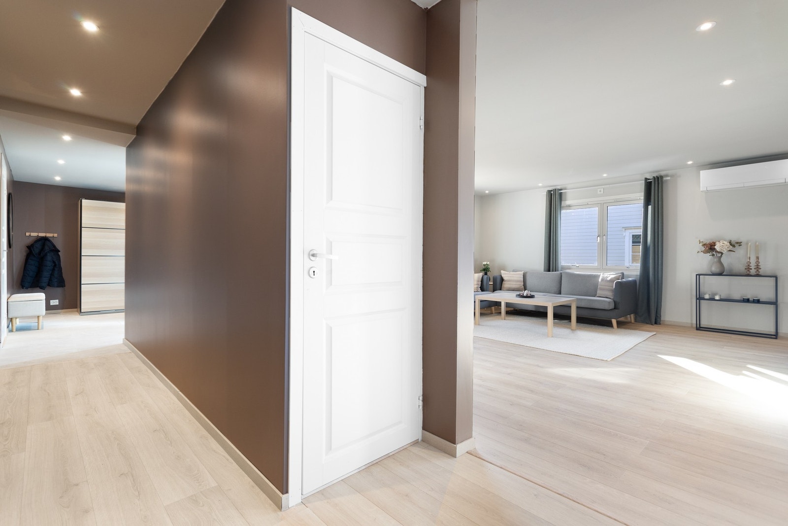 Både trappenedgang til kjeller og opp til 2.etg lukket men har tilgang. Noe som gjør at man kan stenge av etasjene for enten barna eller potensielt utleie. Galleribilde