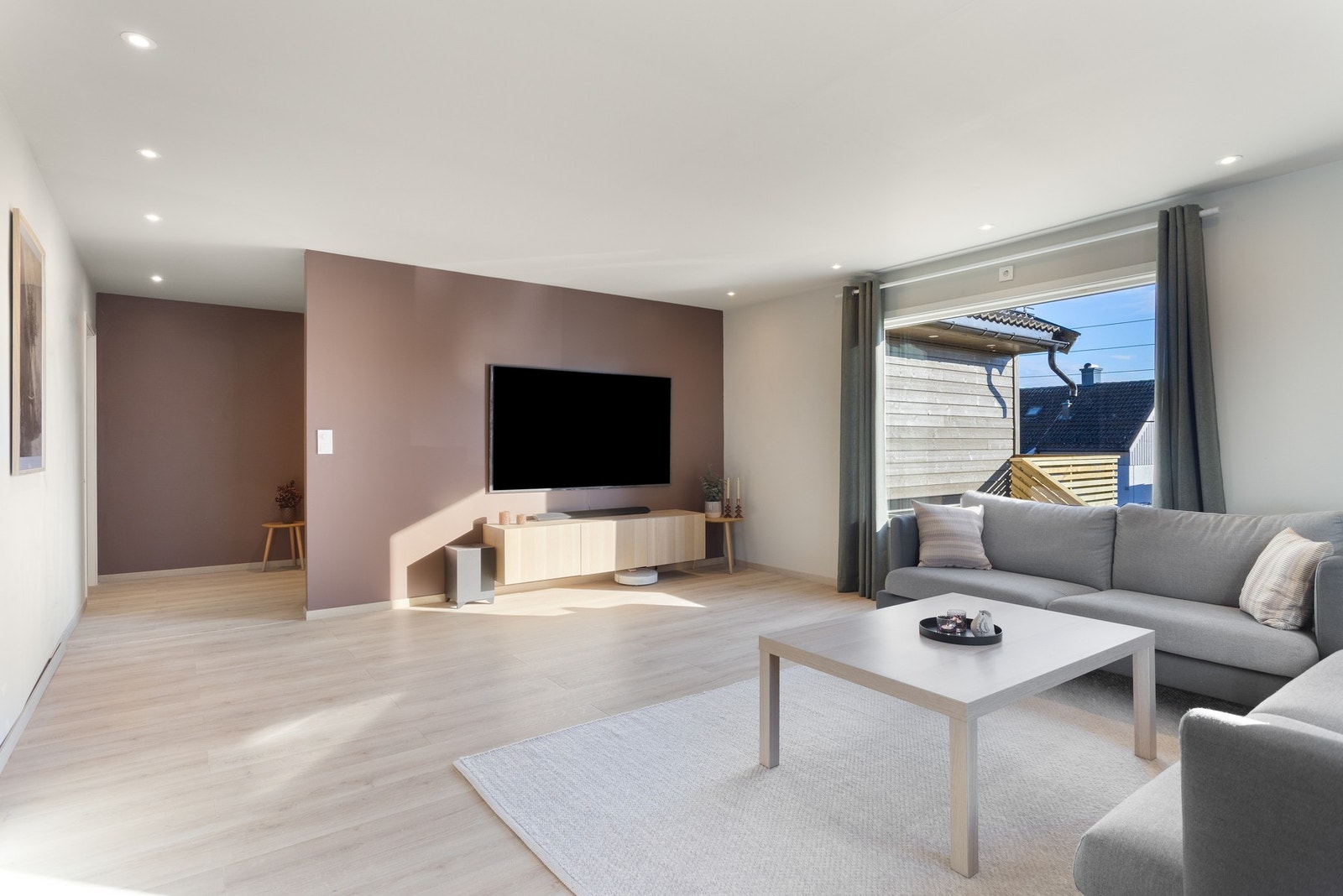 Moderne overflater som gir boligen en moderne og behagelig stil. Opplegg for tv- og medieløsninger via Altibox. Galleribilde