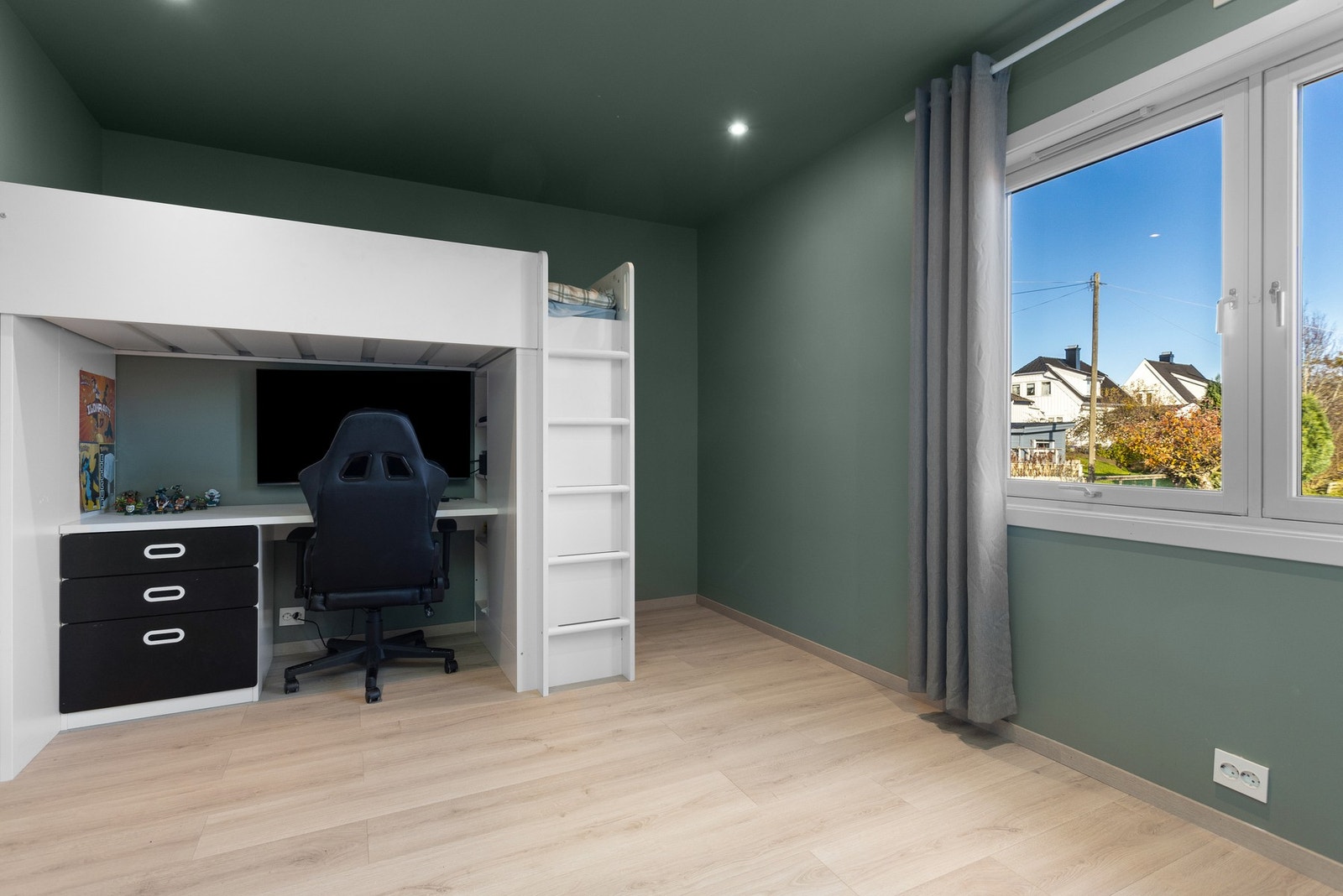 Det andre soverommet i hovedetasjen er innredet som barnerom idag. Galleribilde