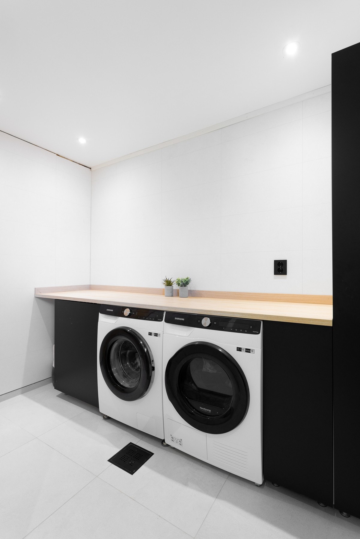 Vaskerom med gode arbeidsforhold og opplegg for vaskemaskin og tørketrommel. Galleribilde