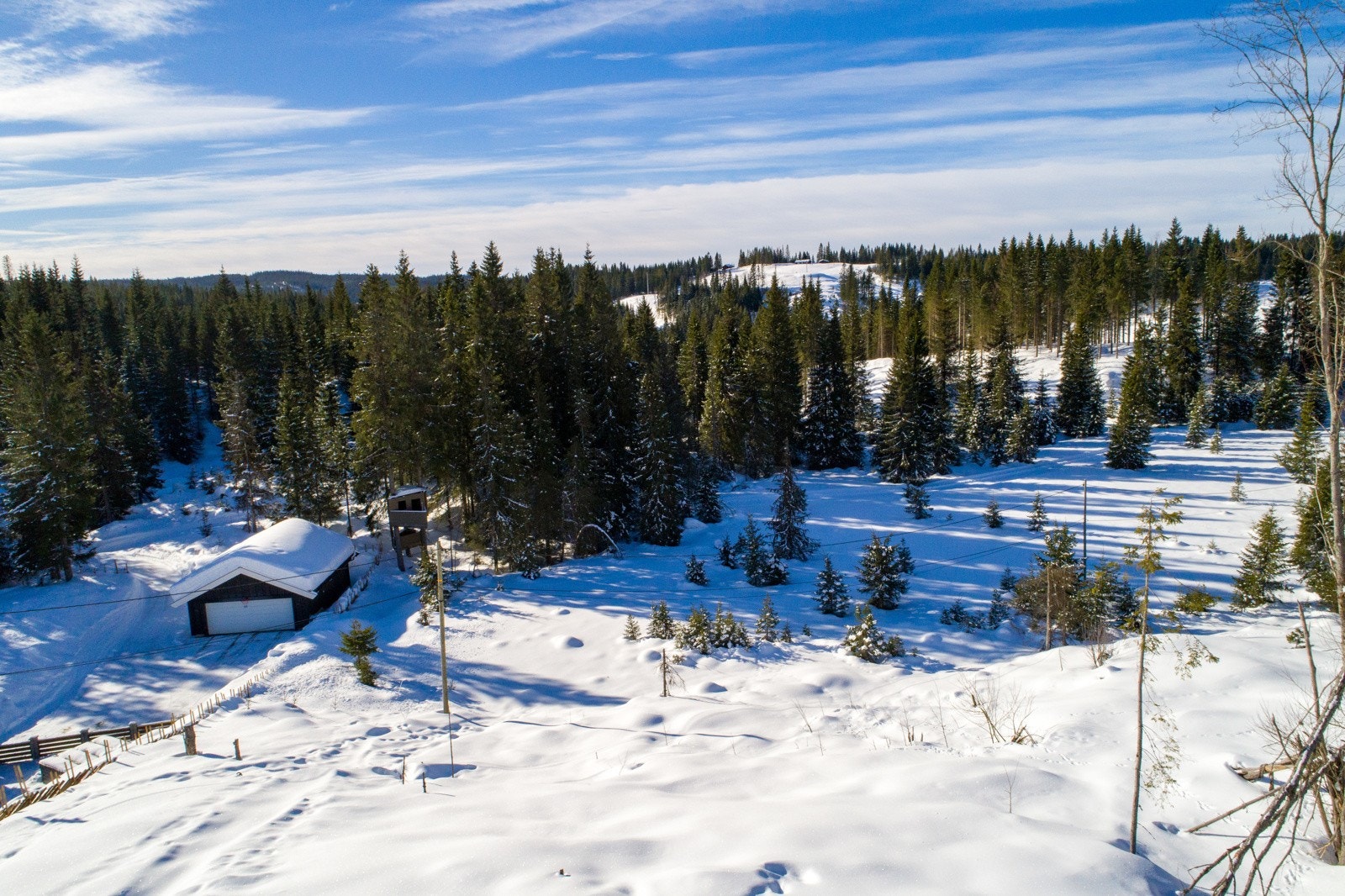 Eiendommen er på ca. 661 kvm og ligger i lett skrånende terreng ca. 500 moh i et meget snøsikkert område. Tomten består for det meste av naturtomt, med noe busker, mindre trær og diverse beplantninger og har normalt gode sol- og lysforhold. Galleribilde