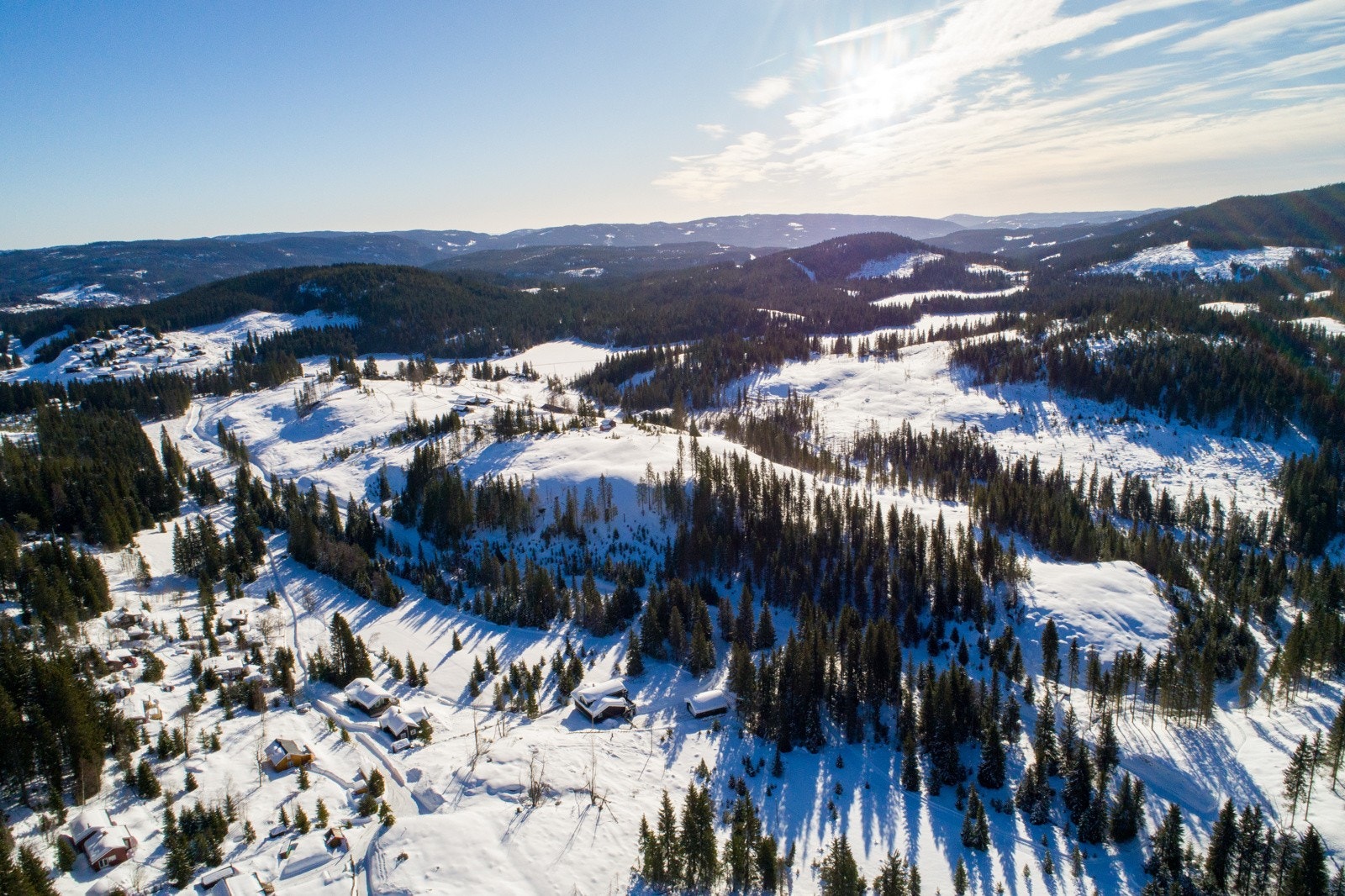 Området har flotte skog- og friluftsområder, med et stort nettverk av turstier og flere fiske- og badevann i nærheten. Sveavannet ligger kun ca. 12 km fra eiendommen og på vinterstid går det skiløype over vannet. Galleribilde