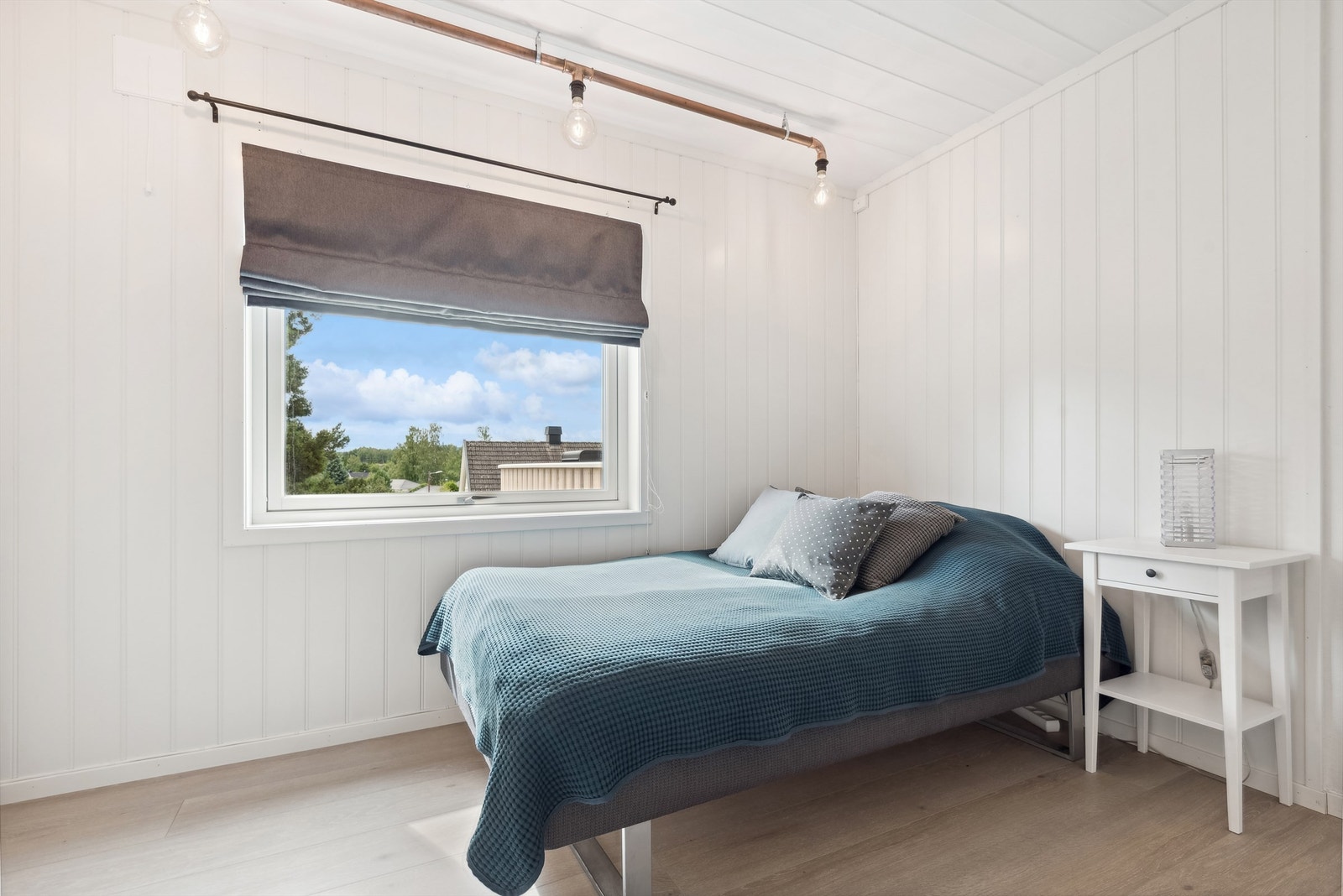 Soverom 1 er lyst og romslig med god plass til dobbeltseng Galleribilde