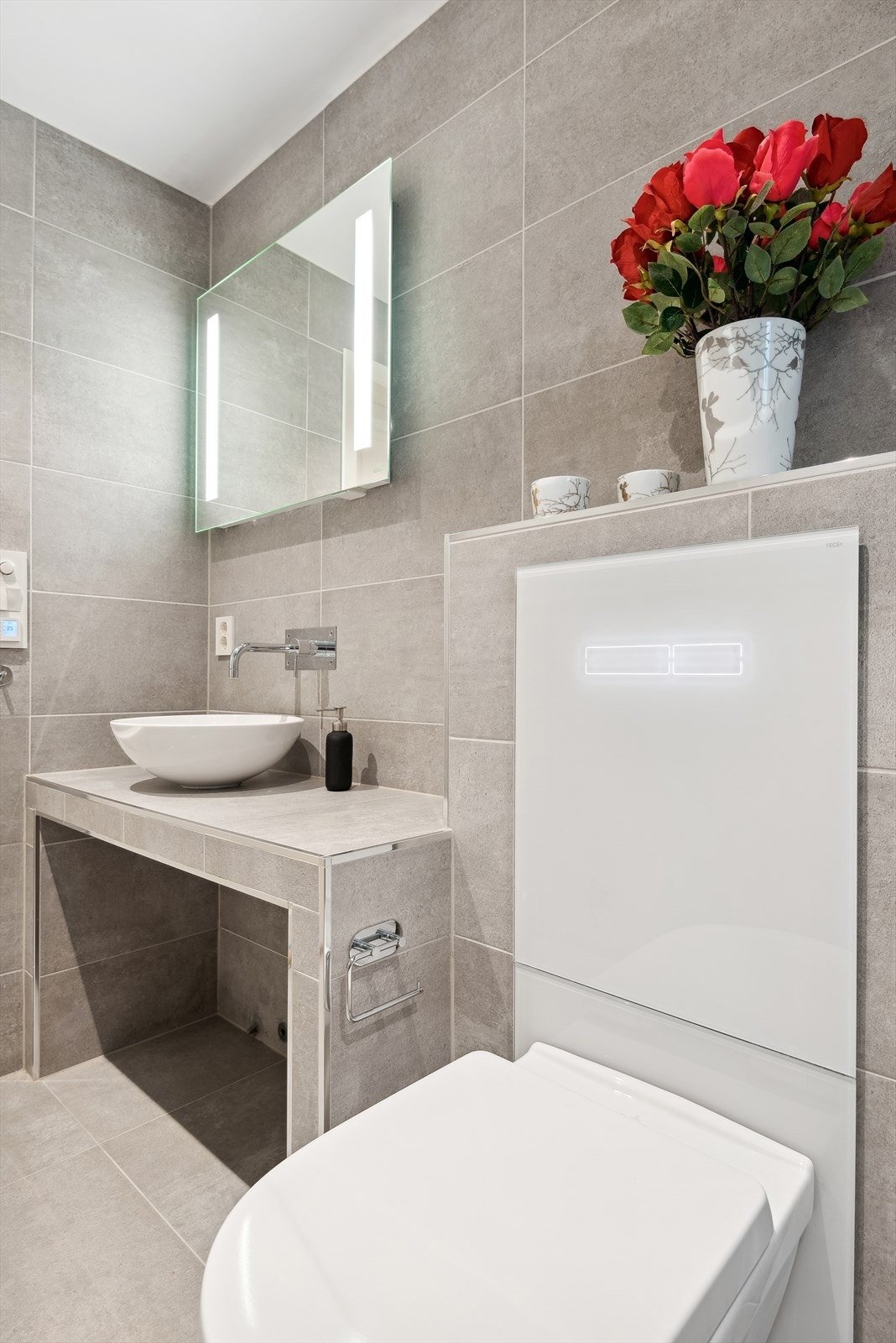 Vegghengt toalett med skjult sisterne Galleribilde