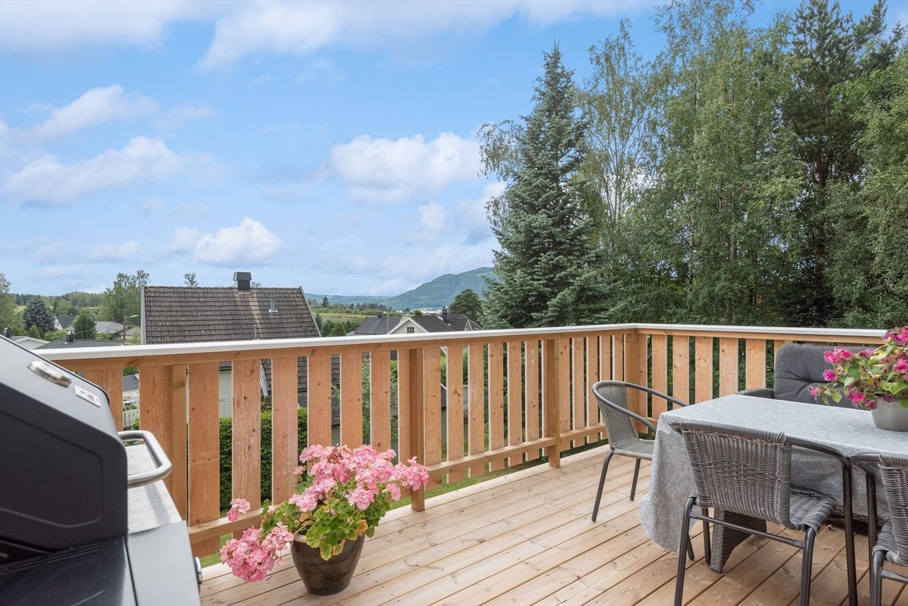 Åpen og solrik veranda med fin utsikt Galleribilde