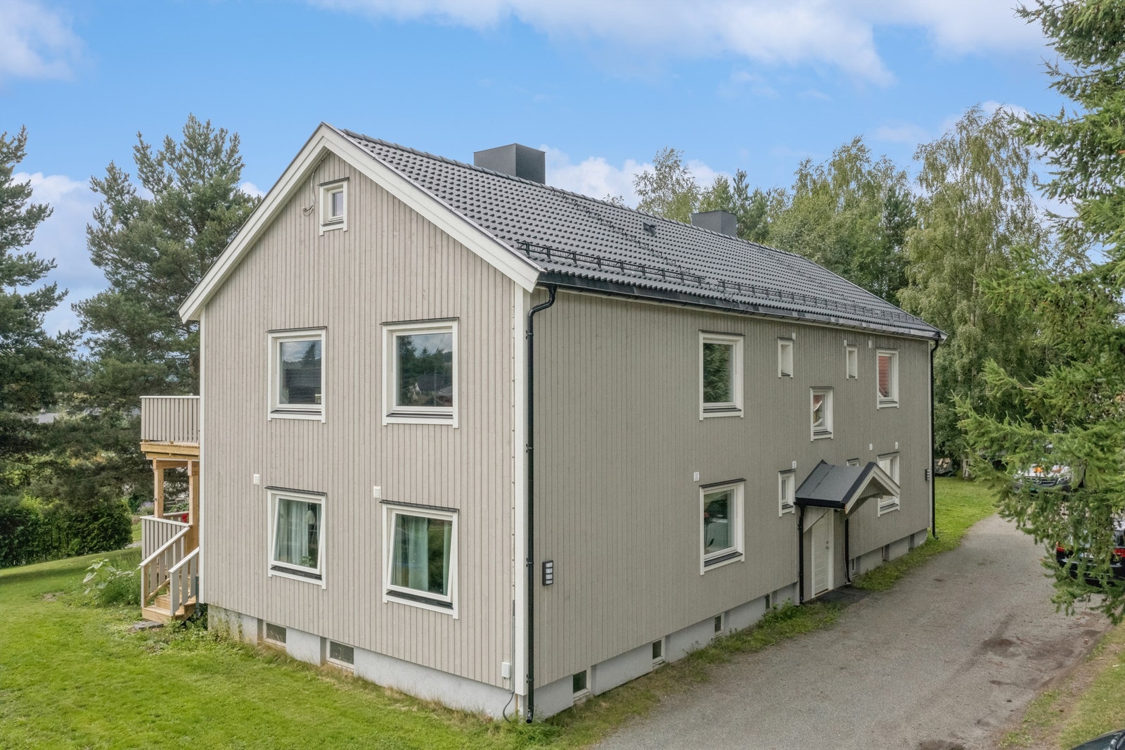 Med leiligheten medfølger det én plass i carport Galleribilde