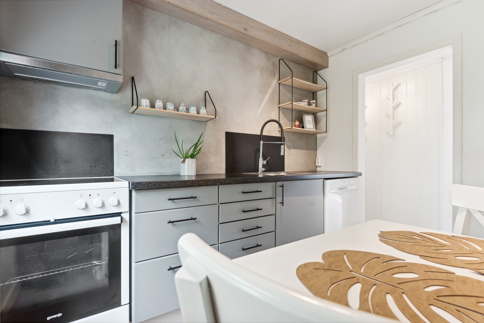 Kjøkkenet har plass til spisebord Galleribilde