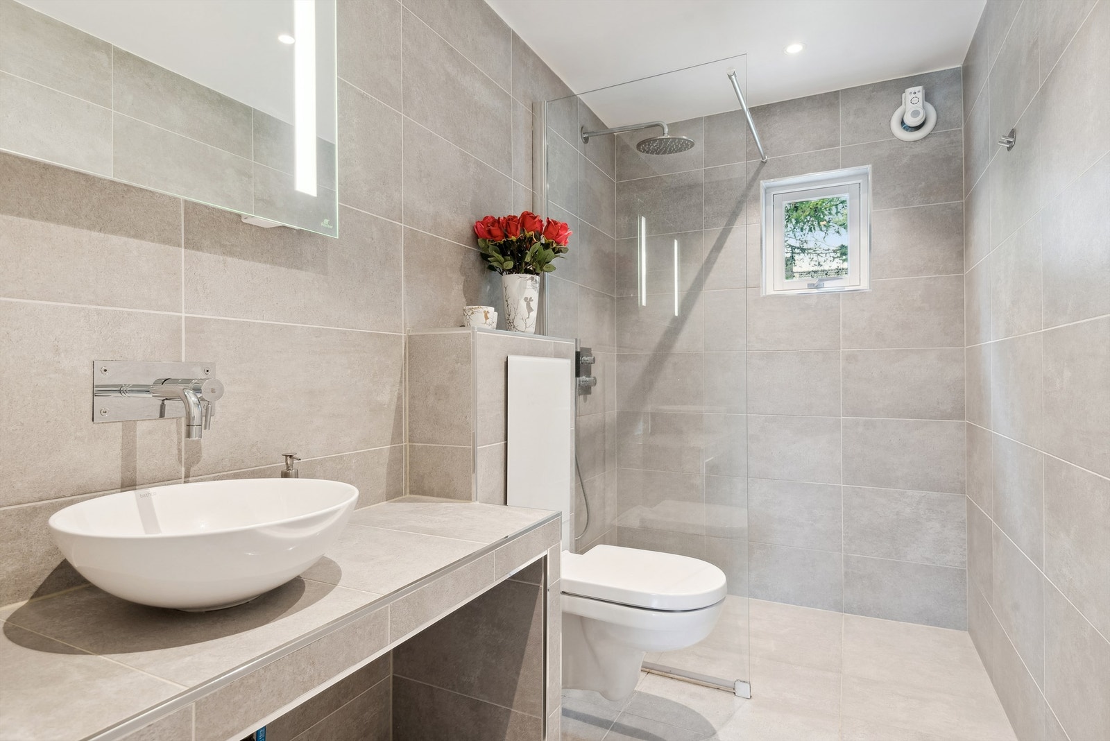 Lekkert flislagt bad fra 2017 Galleribilde