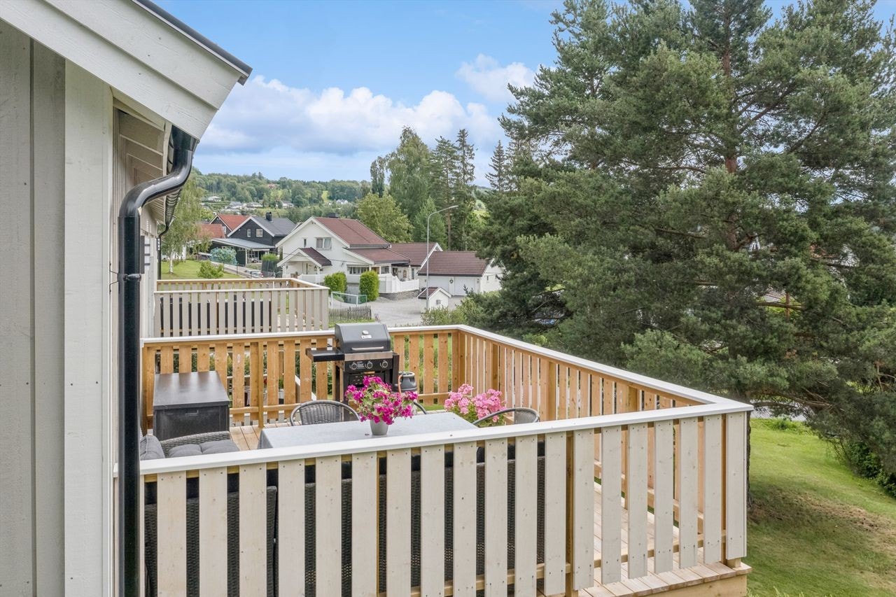 Leiligheten ligger sentralt til med kort avstand til idrettsanlegg, Mjøsa med strender, turstier og friluftsområder Galleribilde