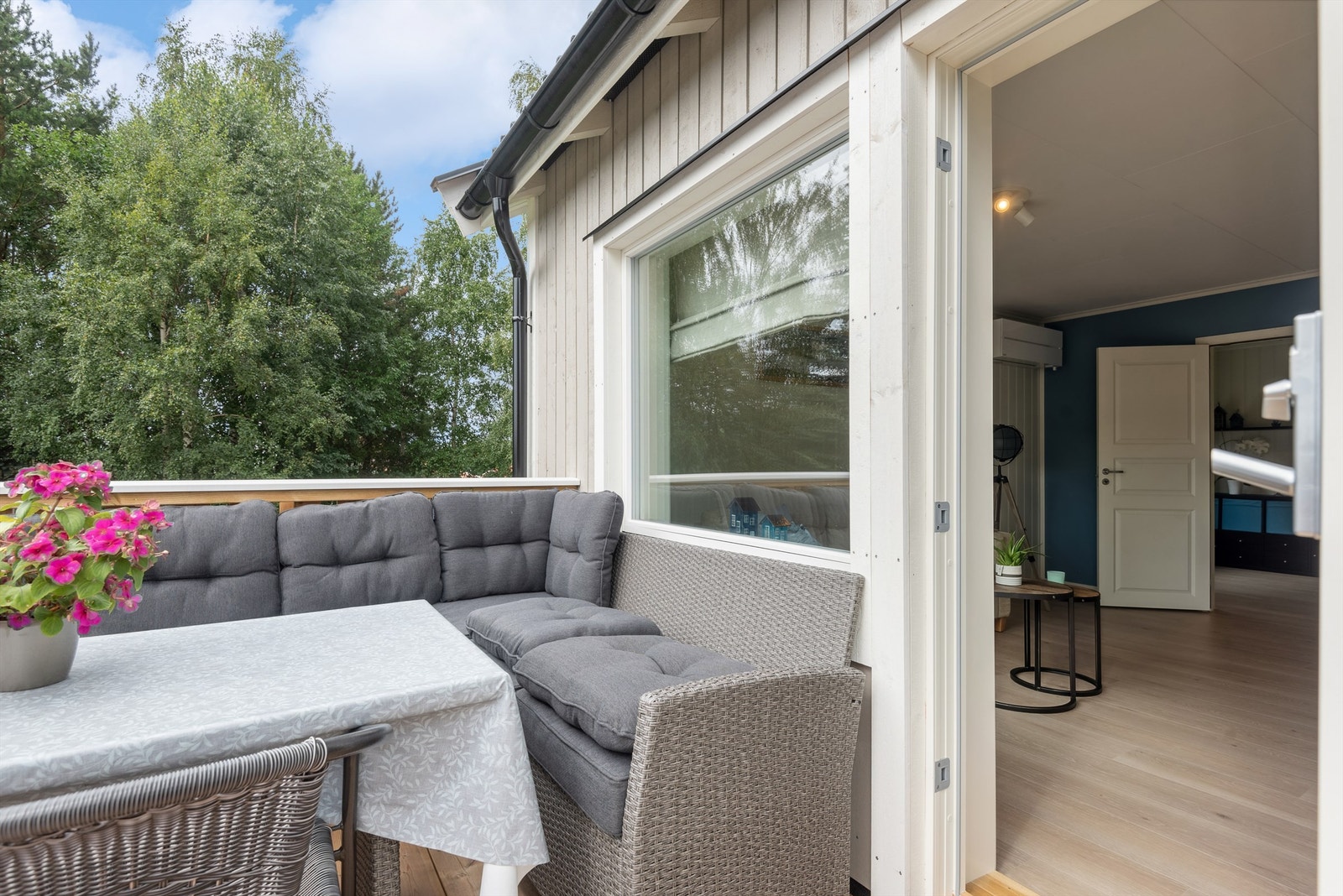 Romslig veranda utenfor stuen Galleribilde