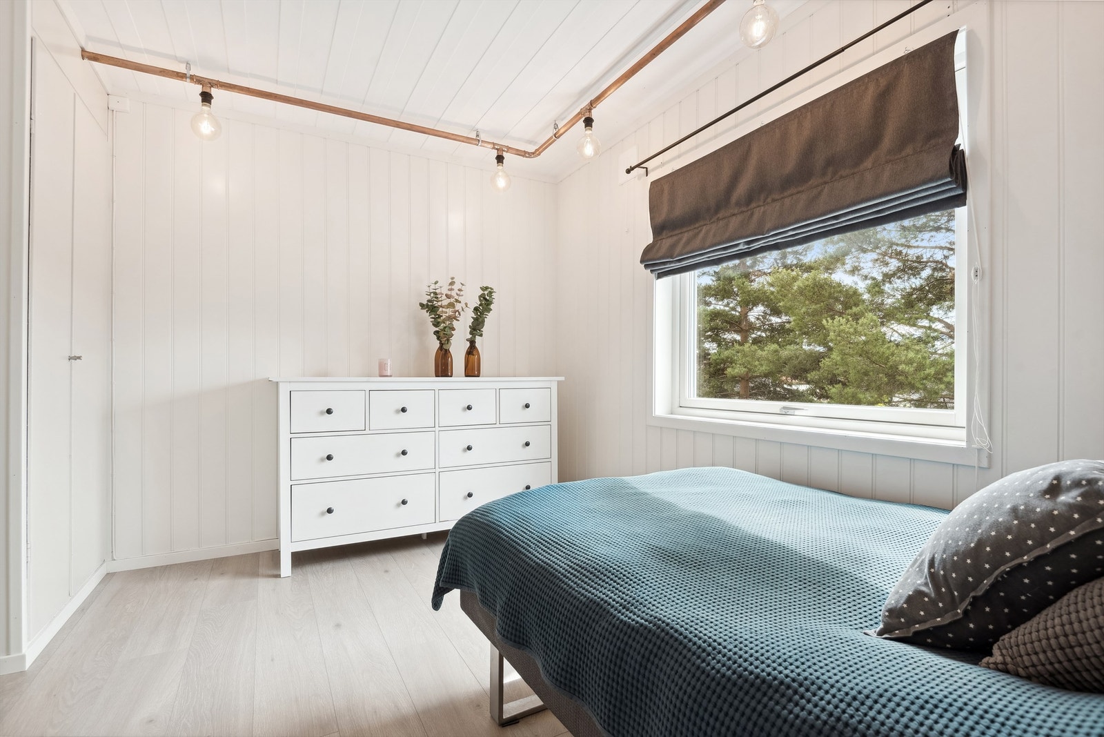 Soverom 1 har også god garderobeplass Galleribilde