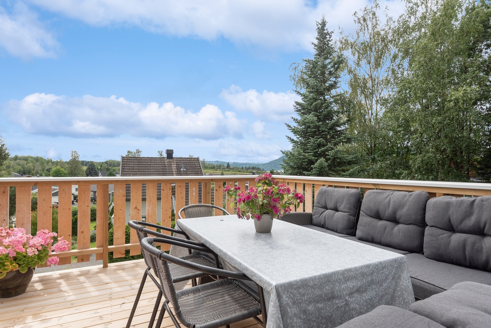 Verandaen er nylig utvidet og har god plass til utemøbelment Galleribilde